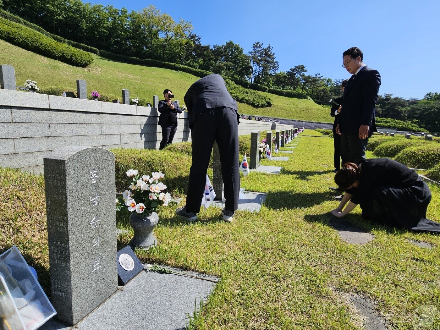 본문 이미지 - 개혁신당 이준석 대표와 천하람·이주영 비례대표 당선인이 15일 광주 북구 운정동 국립 5·18민주묘지에서 유공자 995명의 묘를 일일이 참배하고 있다. 사진속 묘는 인권운동가 故 홍남순 변호사 묘. 2024.5.15./뉴스1 ⓒ News1 서충섭 기자