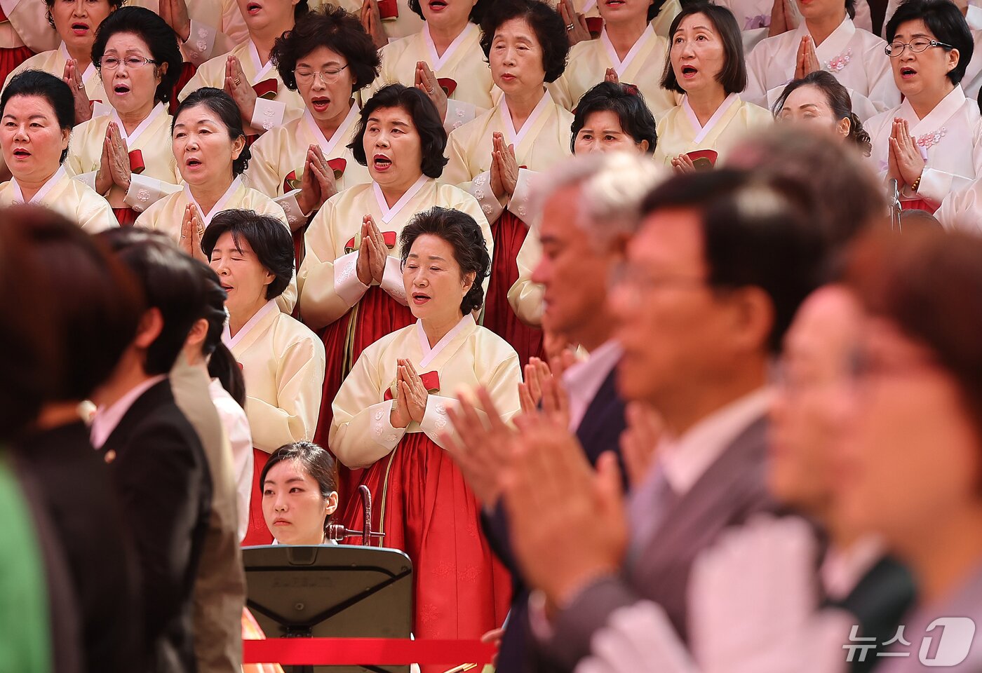 본문 이미지 - 부처님 오신 날인 15일 오전 서울 강남구 봉은사에서 열린 봉축법요식에서 불자들이 합장을 하고 있다. 2024.5.15/뉴스1 ⓒ News1 김진환 기자