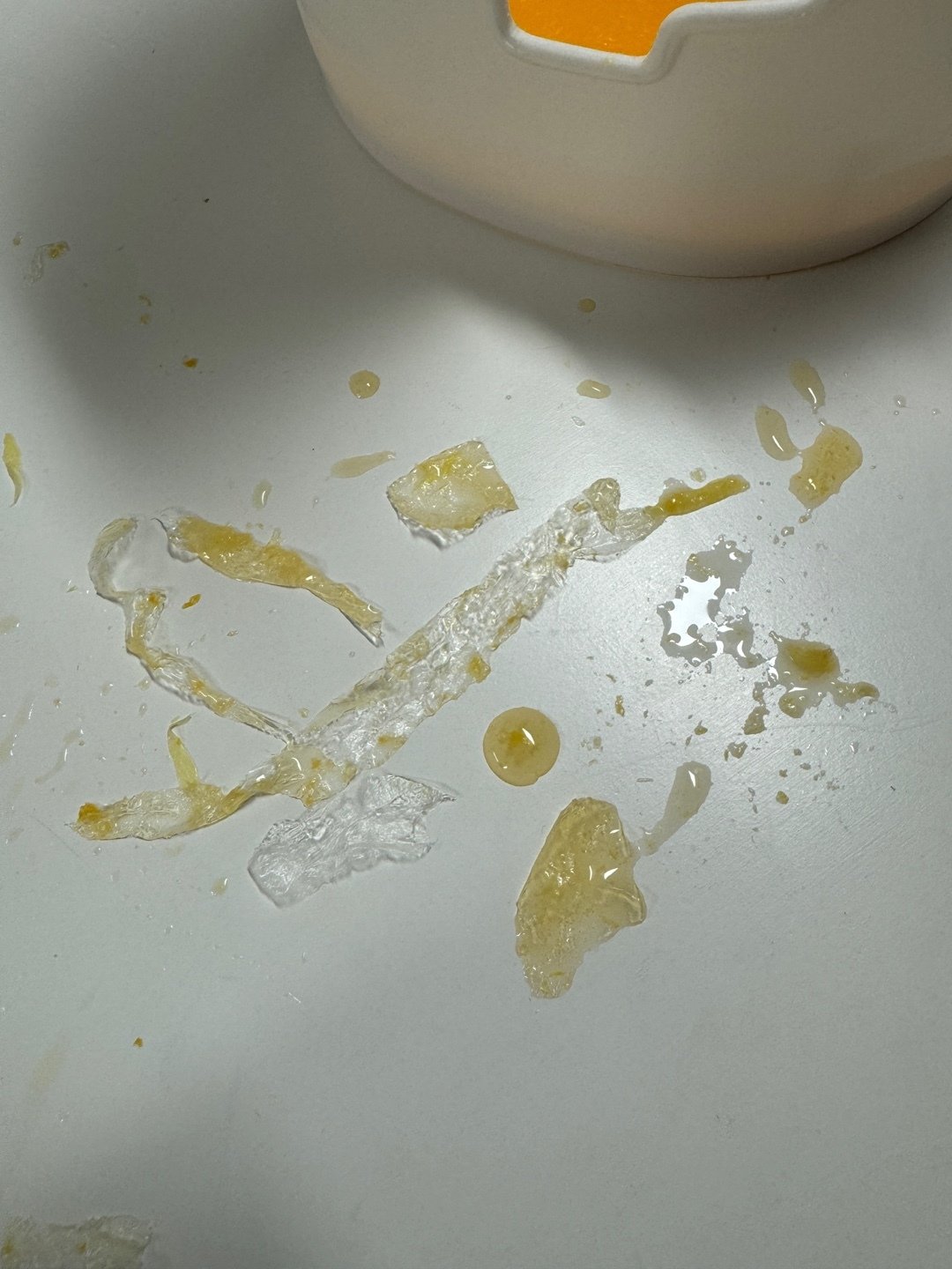 본문 이미지 - A 씨가 마신 음료에 비닐이 들어있다. 제보팀장