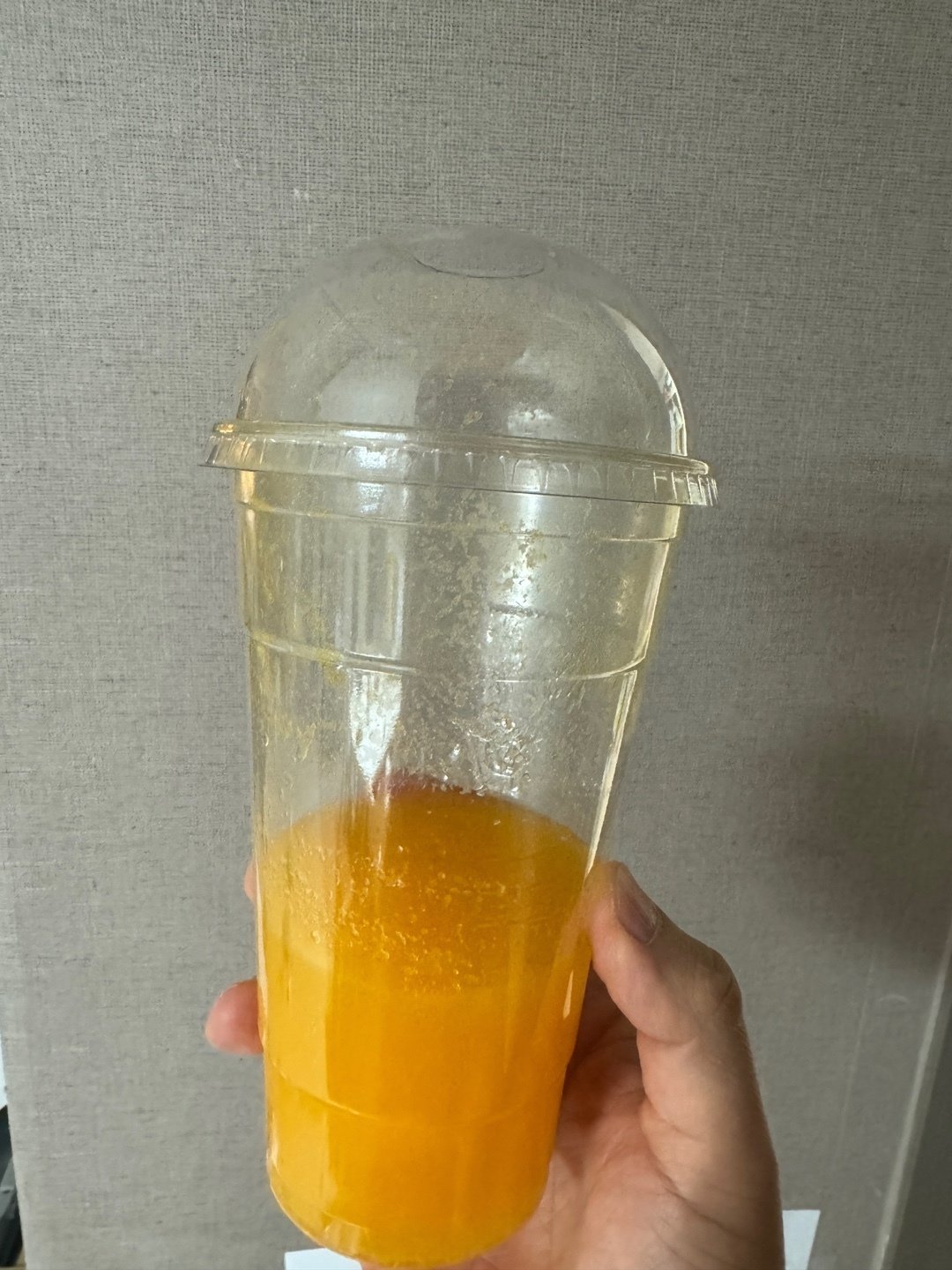 본문 이미지 - A 씨가 마신 음료에 비닐이 들어있다. 제보팀장