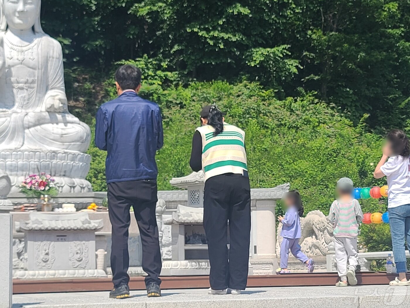본문 이미지 -  부처님오신날인 15일 오전 대전 광수사 사찰 옆 불상 앞에서 시민들이 절을 올리고 기도하고 있다. ⓒ 뉴스1
