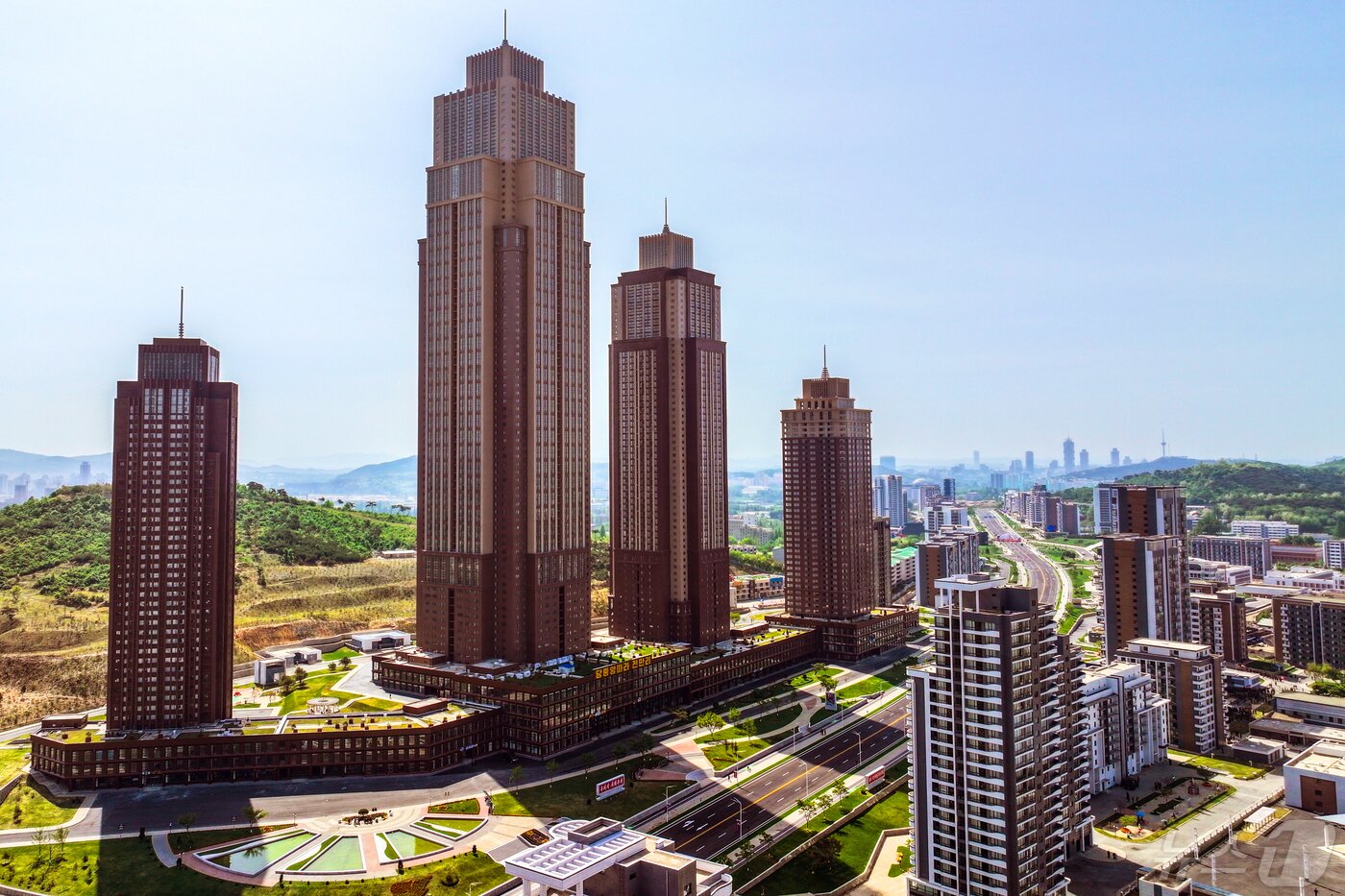 본문 이미지 - &#40;평양 노동신문=뉴스1&#41; = 북한 노동당 기관지 노동신문은 15일 &#34;전위거리 준공식이 지난 14일 성대히 진행됐다＂라고 전했다. 김정은 총비서는 딸 주애와 함께 준공식에 참석하고 직접 전위거리 준공식 테이프를 끊었다. [국내에서만 사용가능. 재배포 금지. DB 금지. For Use Only in the Republic of Korea. Redistribution Prohibited] rodongphoto@news1.kr