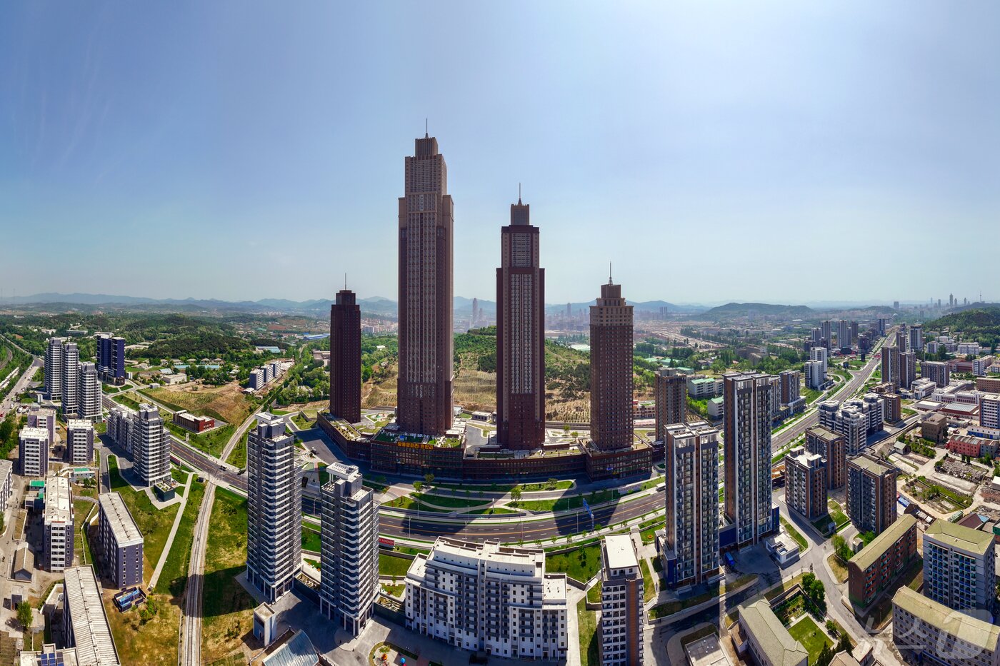 본문 이미지 - &#40;평양 노동신문=뉴스1&#41; = 북한 노동당 기관지 노동신문은 15일 &#34;전위거리 준공식이 지난 14일 성대히 진행됐다＂라고 전했다. 김정은 총비서는 딸 주애와 함께 준공식에 참석하고 직접 전위거리 준공식 테이프를 끊었다. [국내에서만 사용가능. 재배포 금지. DB 금지. For Use Only in the Republic of Korea. Redistribution Prohibited] rodongphoto@news1.kr