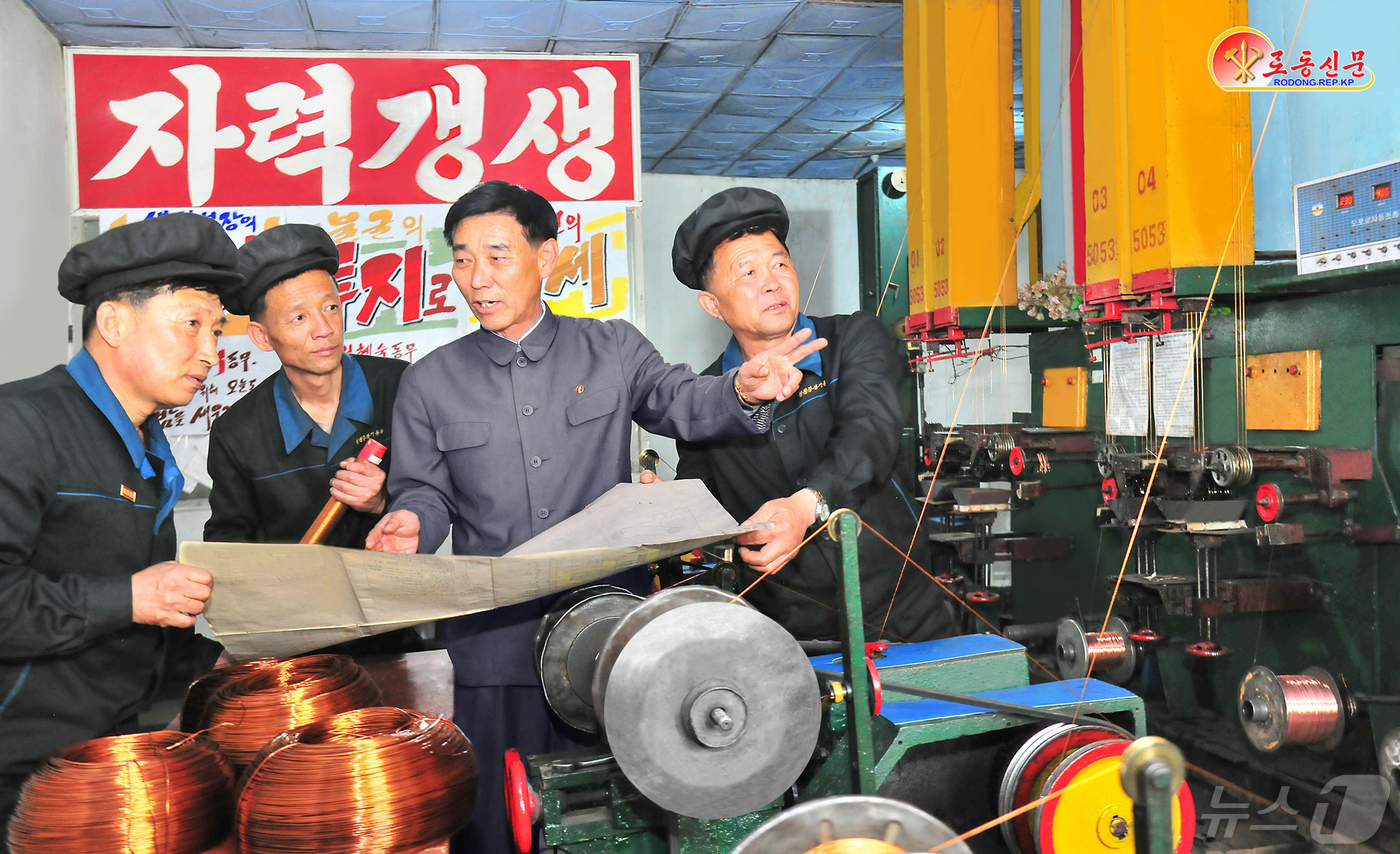 (평양 노동신문=뉴스1) = 북한 노동당 기관지 노동신문은 15일 당 일꾼(간부)들에게 "현실에서 제기되는 기술적 문제들을 집체적 지혜로 풀어나간다"라고 전했다. [국내에서만 사용 …