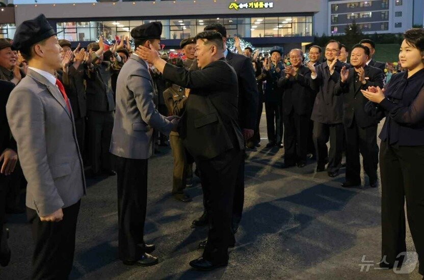 &#40;평양 노동신문=뉴스1&#41; = 노동당 기관지 노동신문은 15일 &#34;수도 평양의 북쪽 관문에 현대적인 새 거리, 전위거리가 웅장하게 솟아올라 의의깊은 준공의 시각을 맞이하였다＂라면서 ＂전위거리 준공식이 지난 14일 성대히 진행됐다＂라고 전했다.[국내에서만 사용가능. 재배포 금지. DB 금지. For Use Only in the Republic of Korea. Redistribution Prohibited] rodongphoto@news1.kr