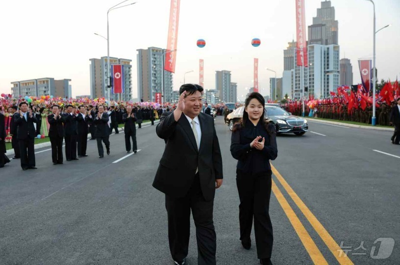(평양 노동신문=뉴스1) = (평양 노동신문=뉴스1) = 노동당 기관지 노동신문은 15일 \"수도 평양의 북쪽 관문에 현대적인 새 거리, 전위거리가 웅장하게 솟아올라 의의깊은 준공 …