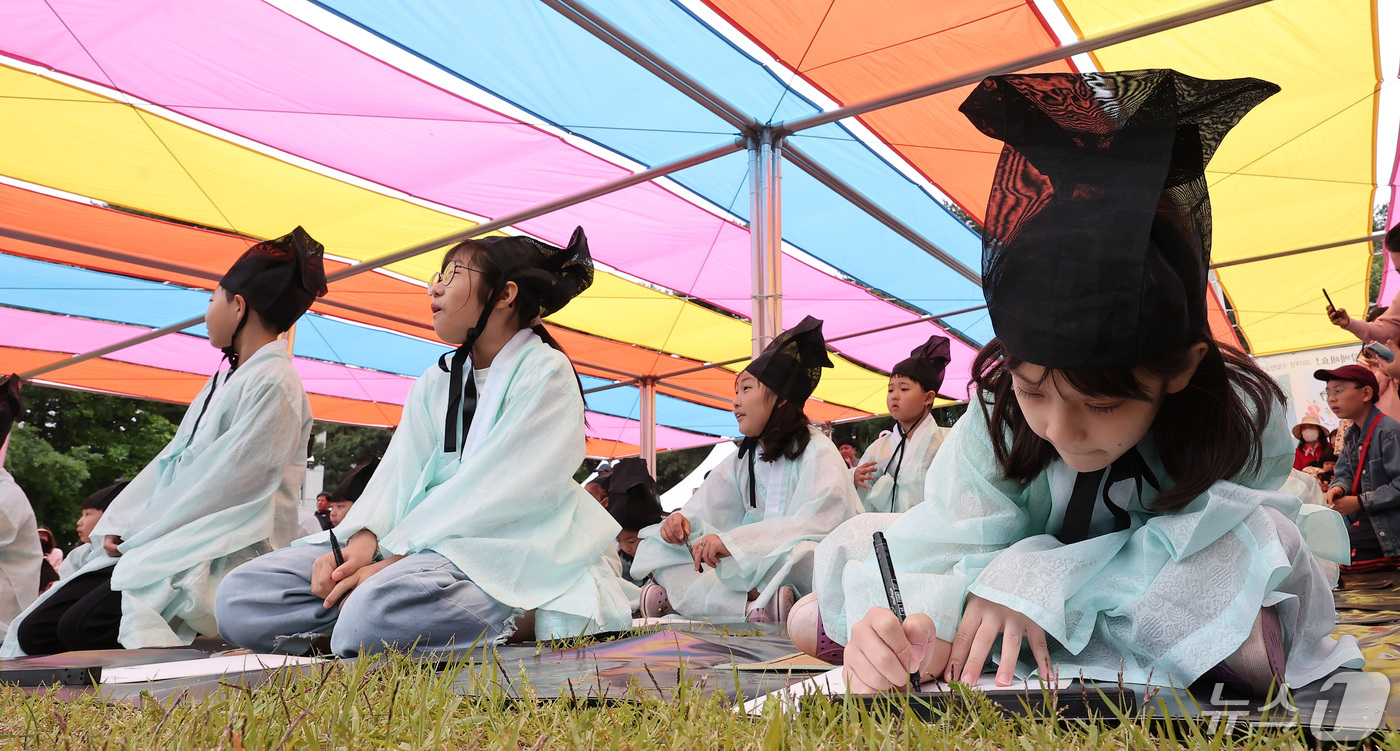 (서울=뉴스1) 김성진 기자 = 15일 서울 용산구 국립한글박물관에서 열린 2024년 국립한글박물관 제627돌 세종대왕 나신 날 기념행사에서 도포와 유건을 착용한 학생들이 과거시험 …