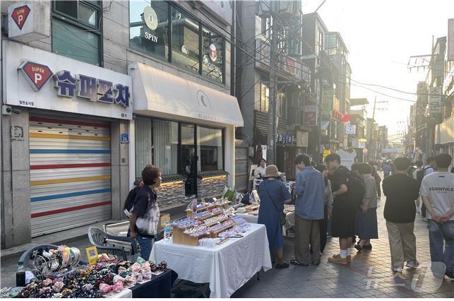 본문 이미지 - 지난 14일 강원 춘천 강원대 후문 상권에서 열린 '강대후문 페스타' 현장. 해당 축제는 오는 6월 3일 같은 장소에서 한번 더 열린다.(강원도 제공) 2024.5.15/뉴스1