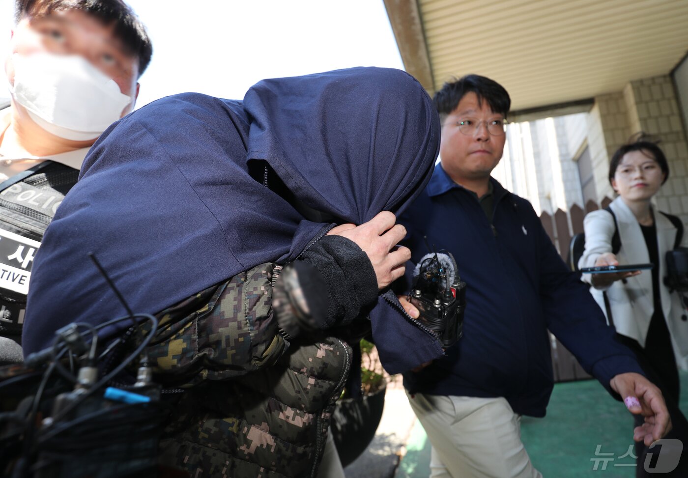 본문 이미지 - 태국 파타야에서 공범들과 한국 관광객을 납치 살해한 뒤 시신을 유기한 혐의를 받는 20대 피의자 A씨가 15일 오후 경남 창원 성산구 창원지방법원에서 열린 구속 전 피의자 심문(영장실질심사)에 출석하고 있다. 2024.5.15/뉴스1 ⓒ News1 윤일지 기자