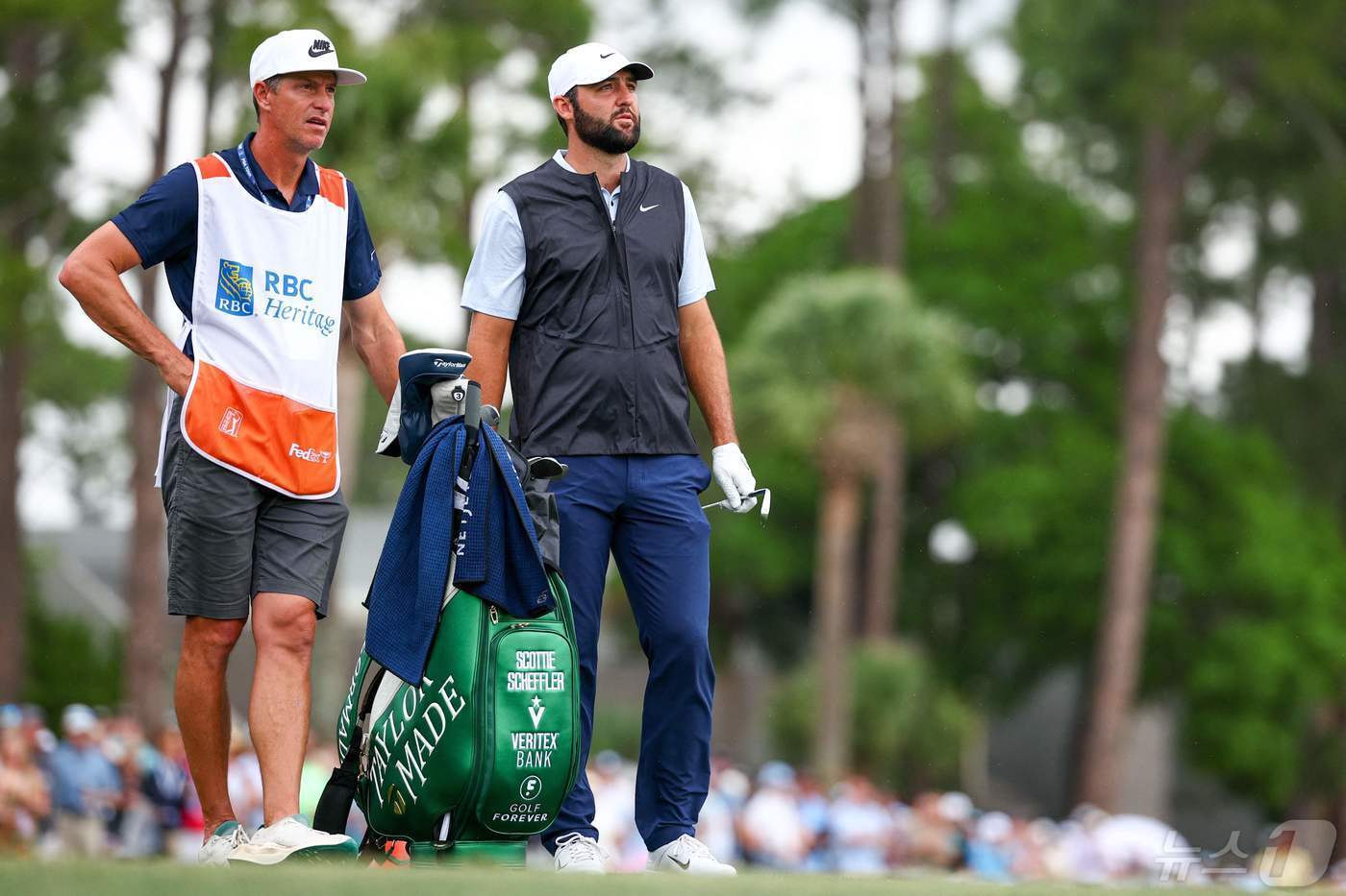 본문 이미지 - 셰플러(오른쪽)와 최고의 호흡을 자랑하는 캐디 스콧. ⓒ AFP=뉴스1