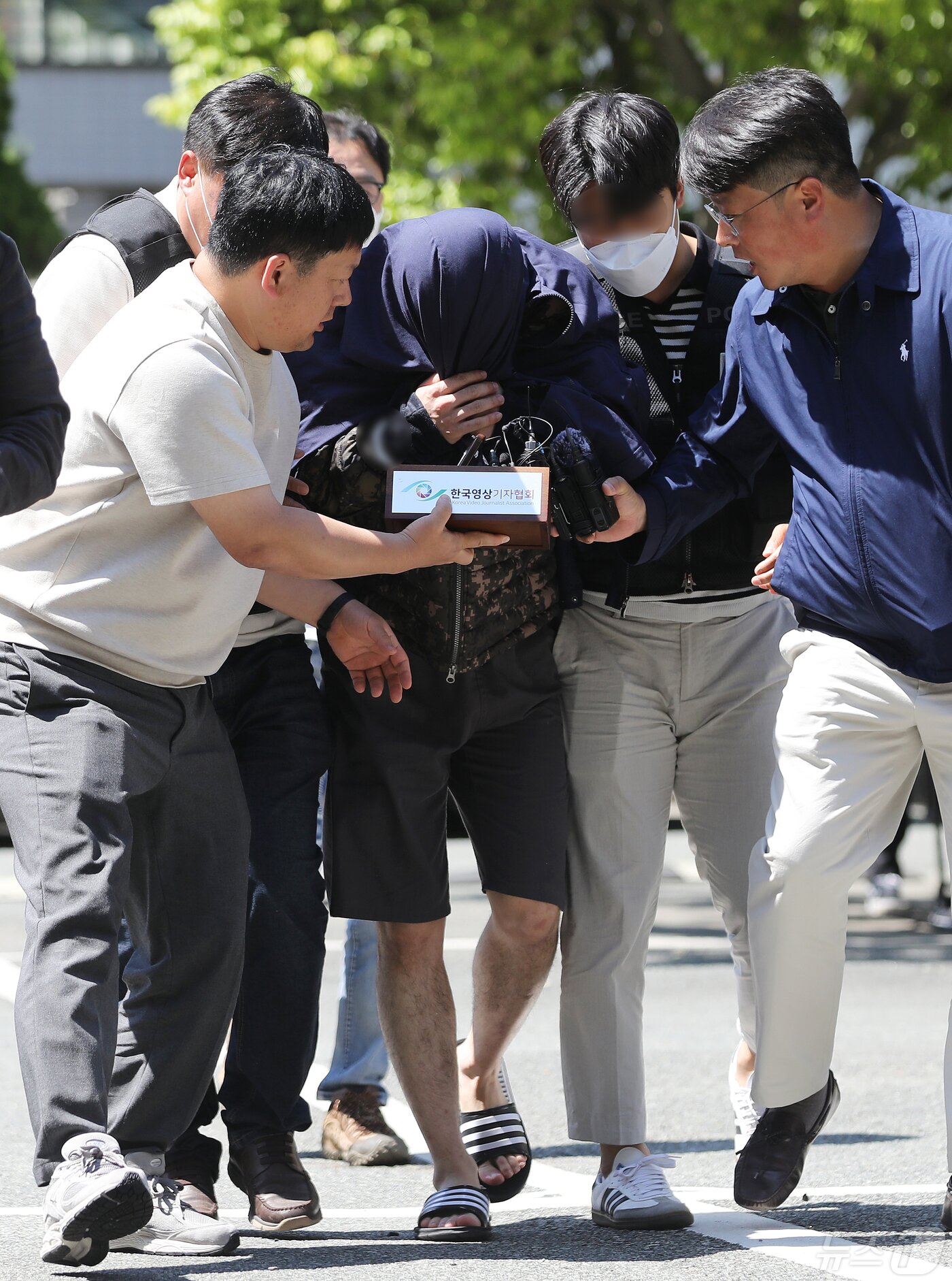 본문 이미지 - 태국 파타야에서 공범들과 한국 관광객을 납치 살해한 뒤 시신을 유기한 혐의를 받는 20대 피의자 A씨가 15일 오후 경남 창원 성산구 창원지방법원에서 열린 구속 전 피의자 심문(영장실질심사)에 출석하고 있다. 2024.5.15/뉴스1 ⓒ News1 윤일지 기자