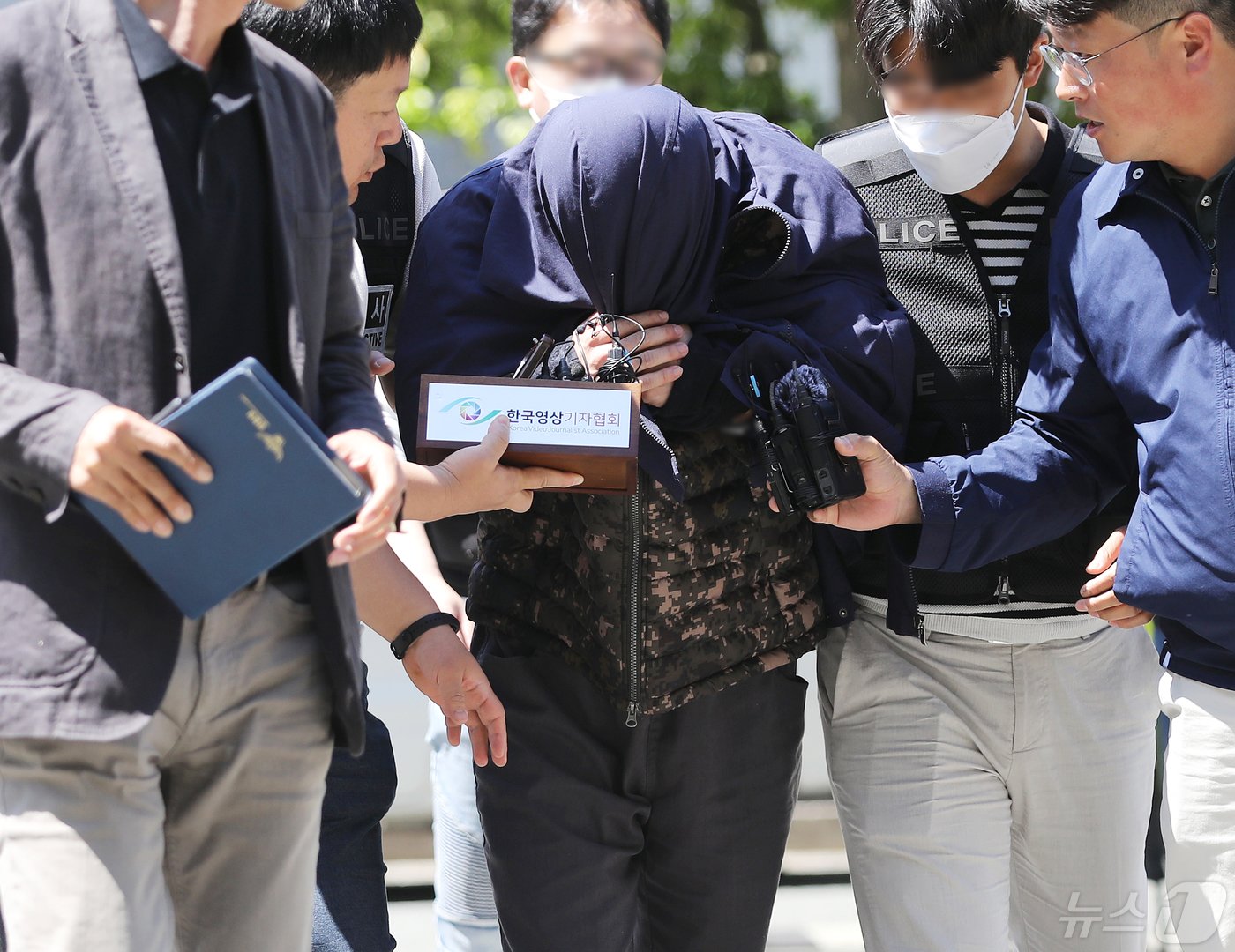 본문 이미지 - 태국 파타야에서 공범들과 한국 관광객을 납치 살해한 뒤 시신을 유기한 혐의를 받는 20대 피의자 A씨가 15일 오후 경남 창원 성산구 창원지방법원에서 열린 구속 전 피의자 심문(영장실질심사)에 출석하고 있다. 2024.5.15/뉴스1 ⓒ News1 윤일지 기자