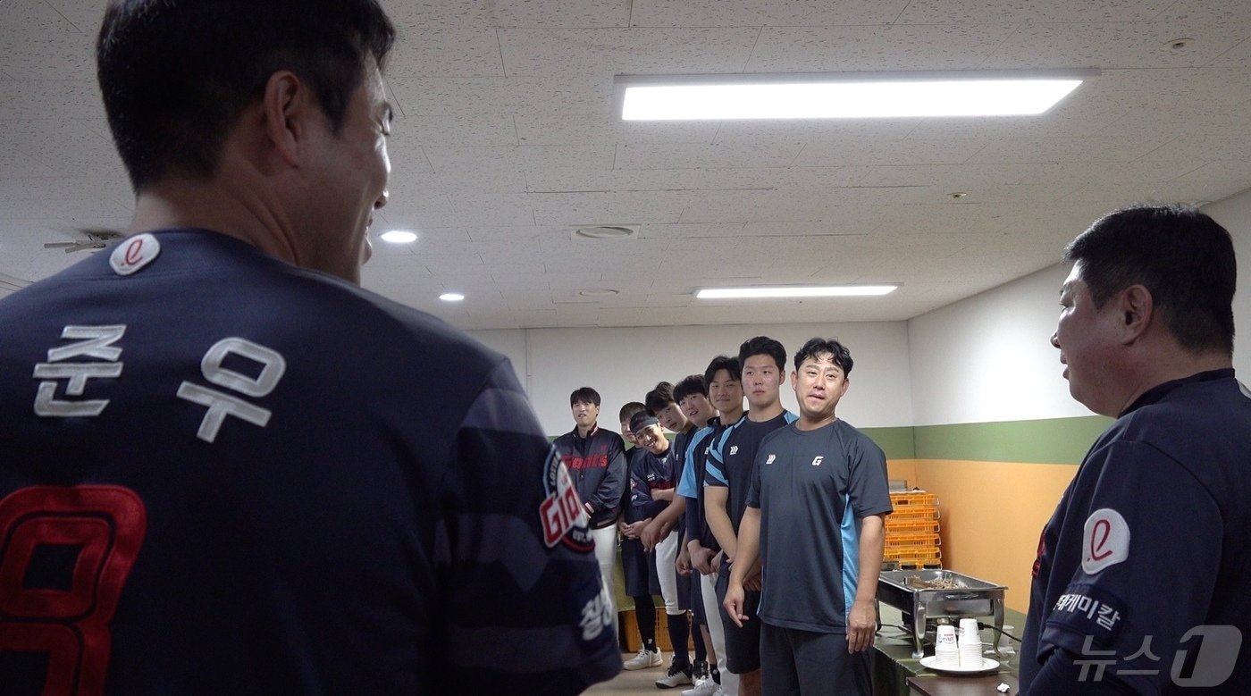 본문 이미지 - 롯데 자이언츠 선수들이 스승의 날을 맞아 김태형 감독에게 소정의 선물과 감사 인사를 전하고 있다. (롯데 제공)