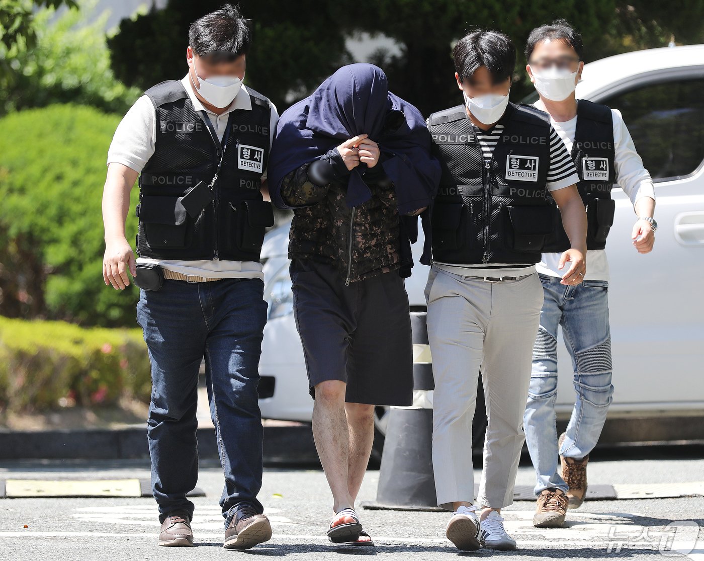 본문 이미지 - 태국 파타야에서 공범들과 한국 관광객을 납치 살해한 뒤 시신을 유기한 혐의를 받는 20대 피의자 A씨가 15일 오후 경남 창원 성산구 창원지방법원에서 열린 구속 전 피의자 심문(영장실질심사)에 출석하고 있다. 2024.5.15/뉴스1 ⓒ News1 윤일지 기자