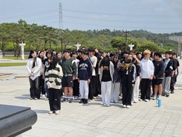 5·18 민주묘지서 묵념하는 함평나산실용예술중 학생들