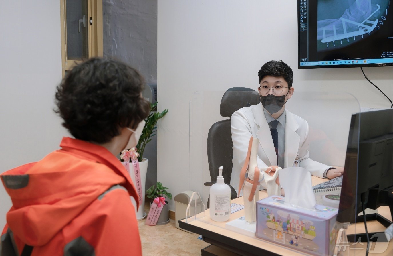 본문 이미지 - 부산 온종합병원 정형외과 장의찬 과장이 진료를 보고 있다.(부산 온종합병원 제공)