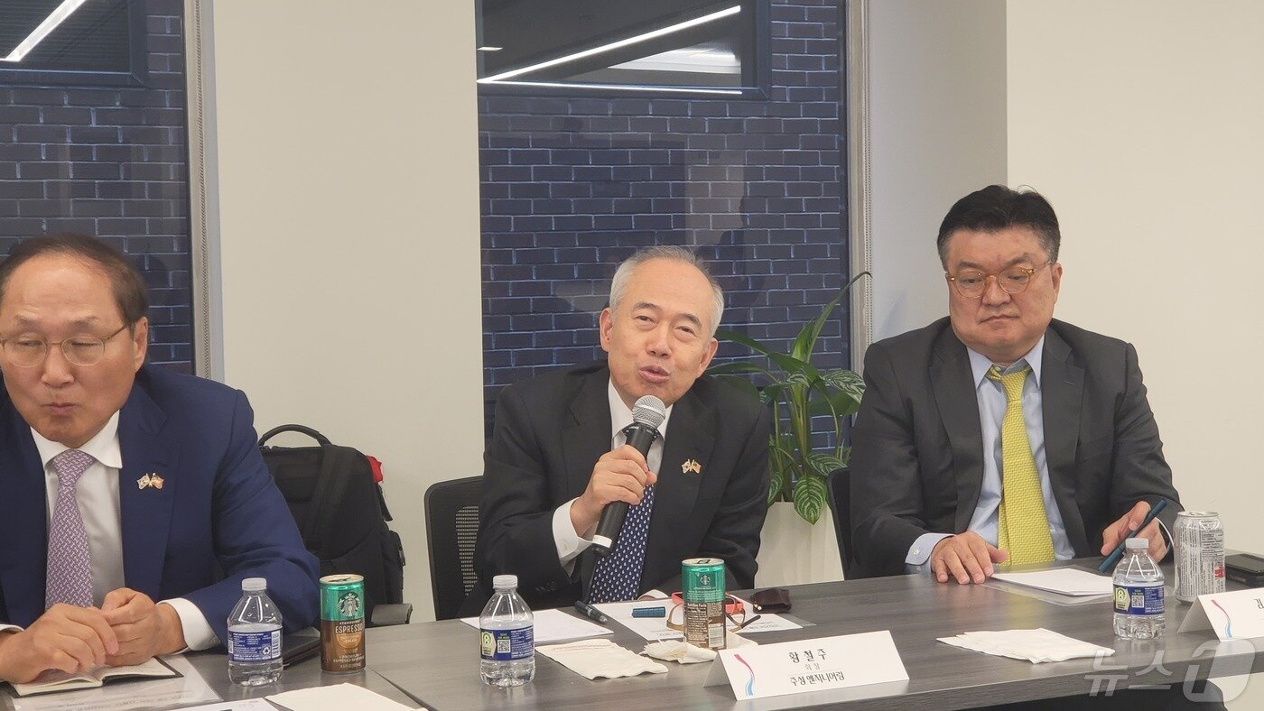 본문 이미지 - 황철주 주성엔지니어링 회장이 14일(현지시간) 워싱턴DC 무역협회 사무실에서 열린 특파원 간담회에서 발언을 하고 있다.