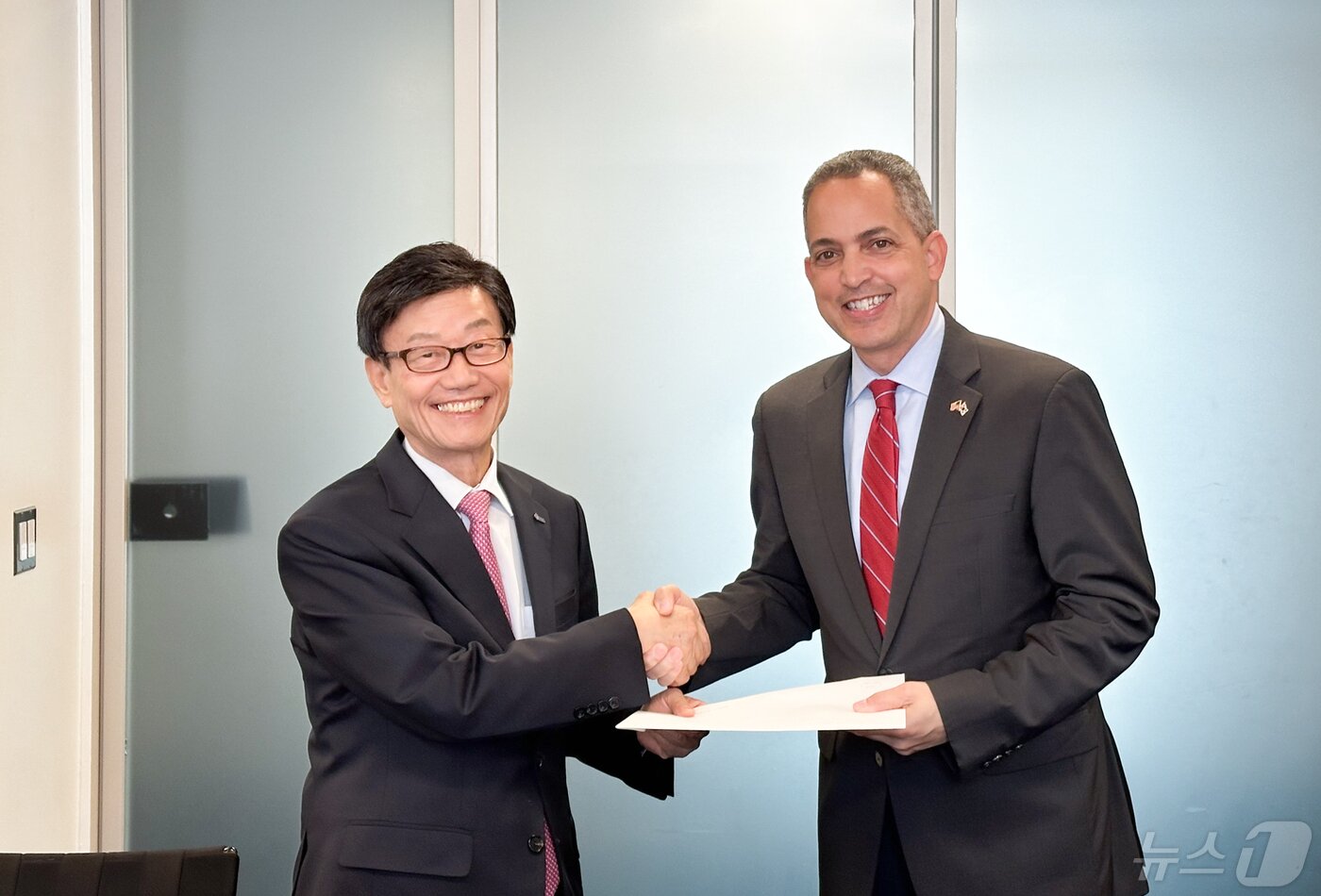 본문 이미지 - 미국을 방문 중인 윤진식 한국무역협회장이 13일(현지시간) 돈 그레이브스 미 상무부 부장관과 면담을 갖고 있다. 사진은 무역협회 제공.