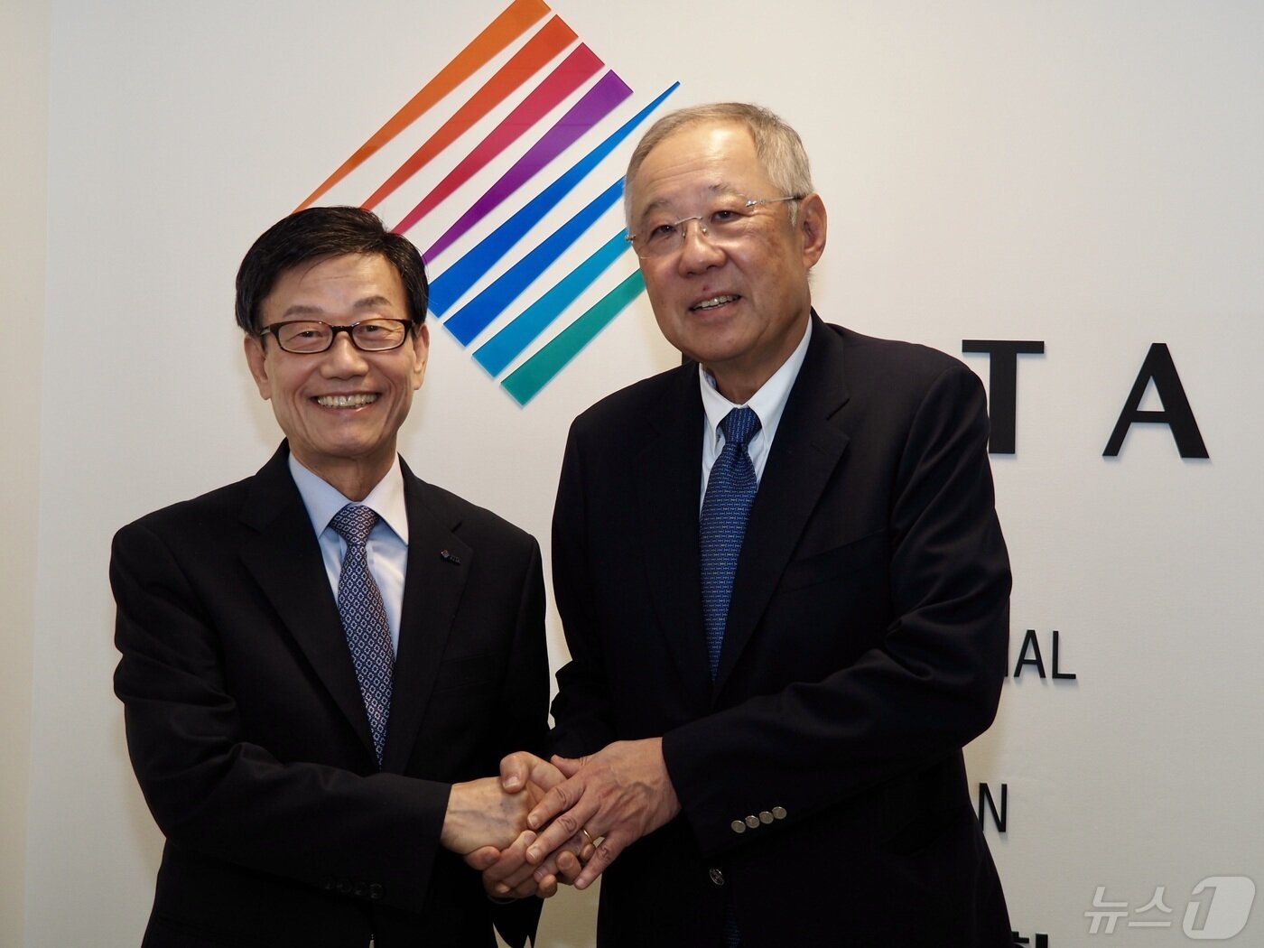 본문 이미지 - 미국을 각각 방문 중인 윤진식 한국무역협회장과 류진 한국경제인협회 회장이 14일 워싱턴DC 무역협회 사무실에서 특파원 간담회를 가진 뒤 기념촬영을 하고 있다. 사진은 워싱턴 특파원단 제공.