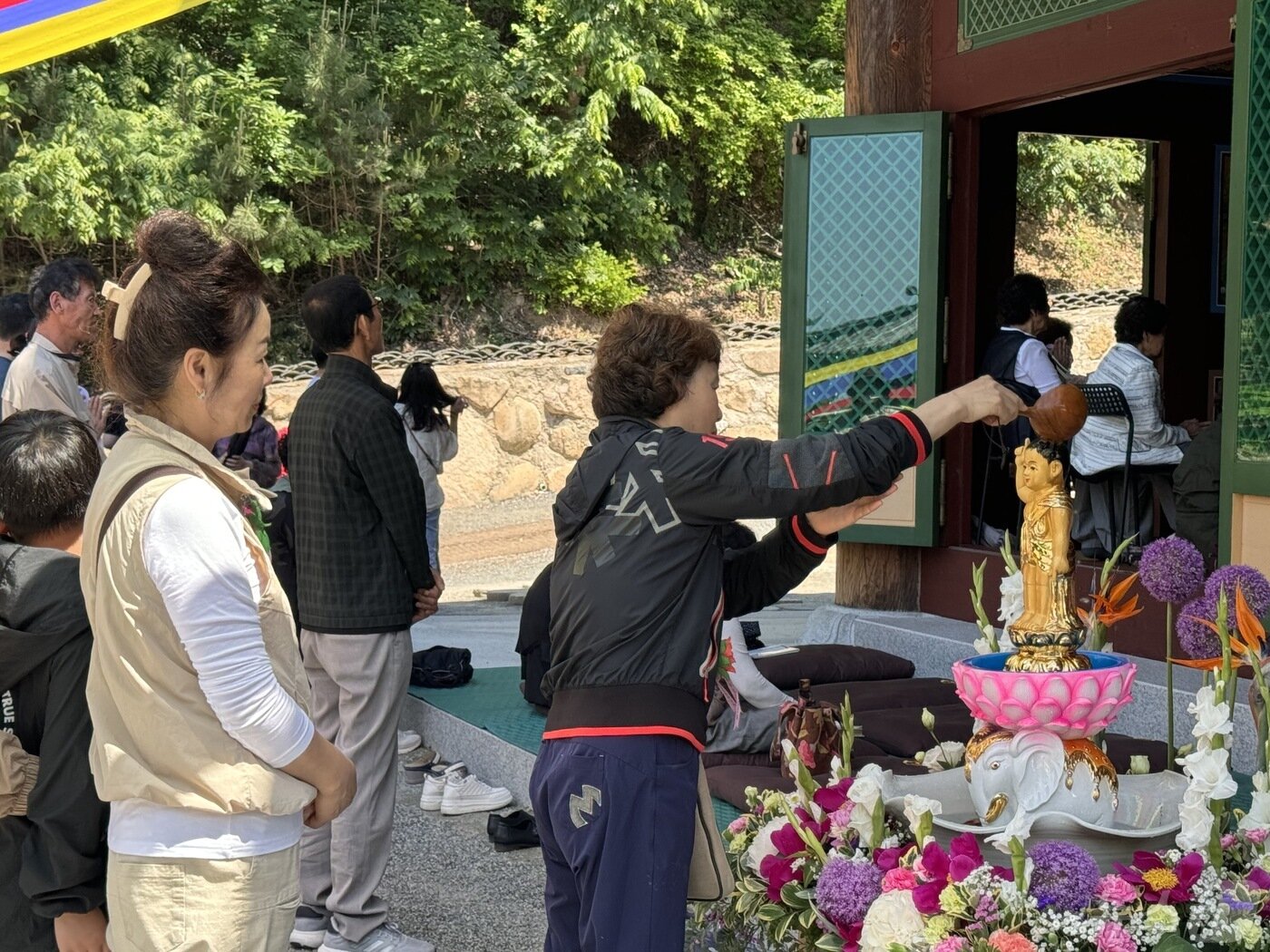 본문 이미지 - 15일 부처님오신날을 맞아 울산 북구 청룡암에서 시민들이 관불의식을 치르고 있다.2024.5.15/뉴스1 ⓒ News1 김세은 기자