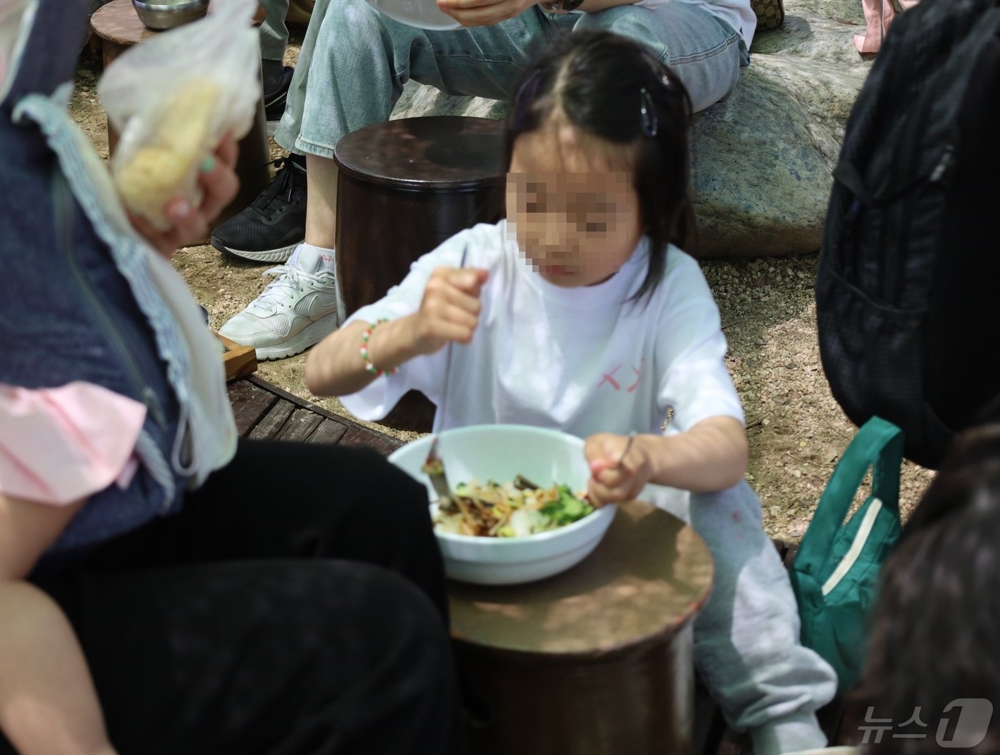 15일 부산 금정구에 있는 안국선원에서 한 어린이가 공양밥을 먹고 있다.2024.5.15. 손연우 기자