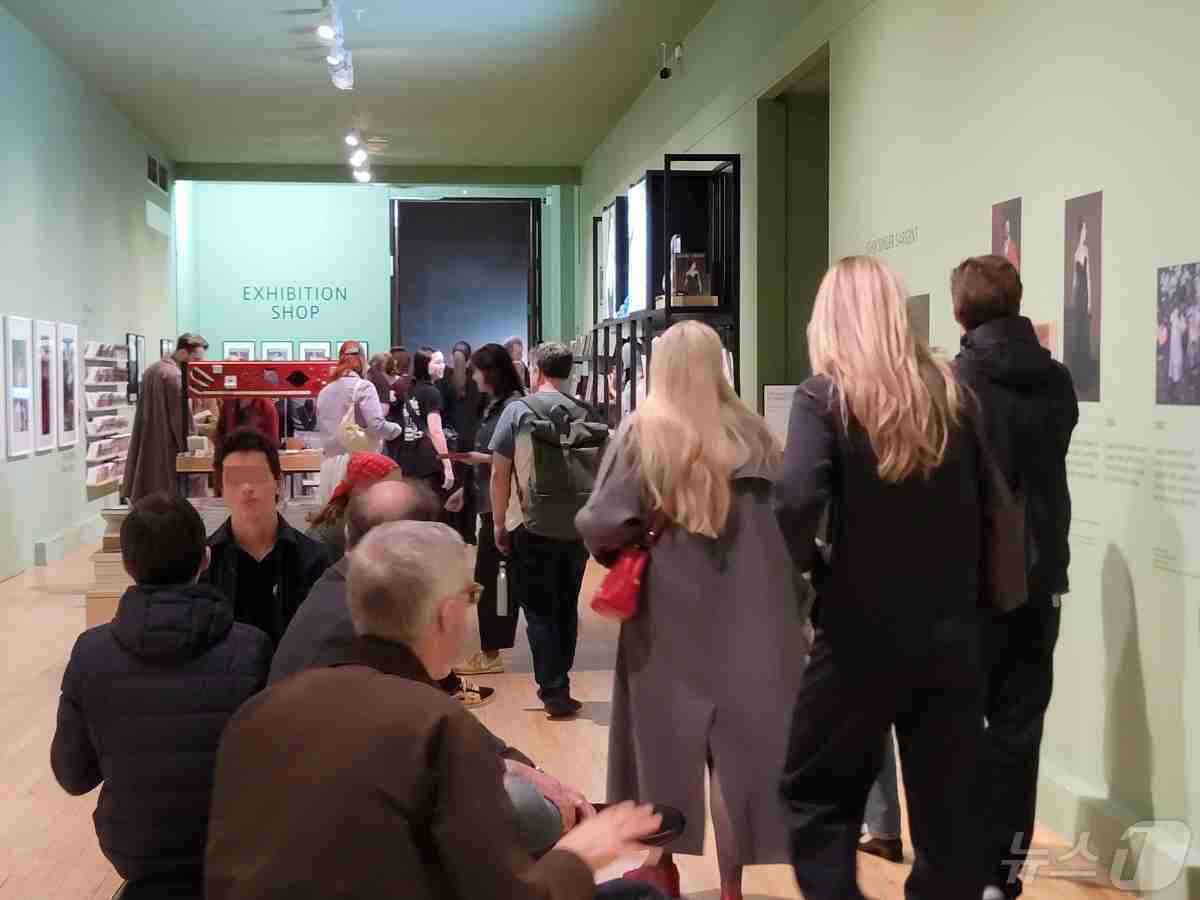 본문 이미지 - 영국 런던 테이트브리튼에서 진행 중인 ‘사전트와 패션’ 기획 전시에 관람객이 북적이고 있다. 2024.05.14/ ⓒ 뉴스1 조아현 통신원