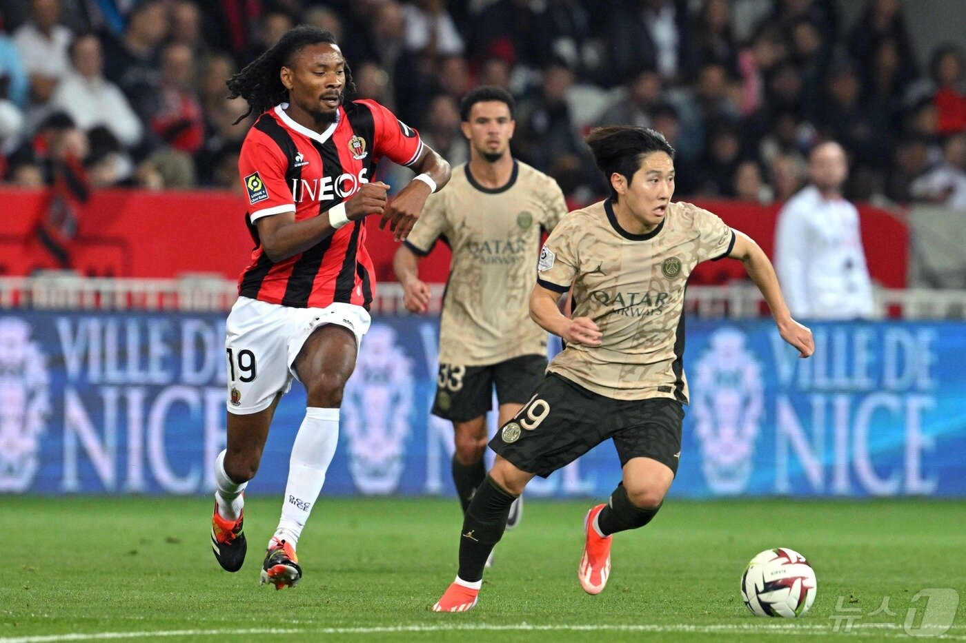 본문 이미지 - PSG 간판 미드필더 이강인이 첫 시즌에 3관왕에 도전한다. ⓒ AFP=뉴스1