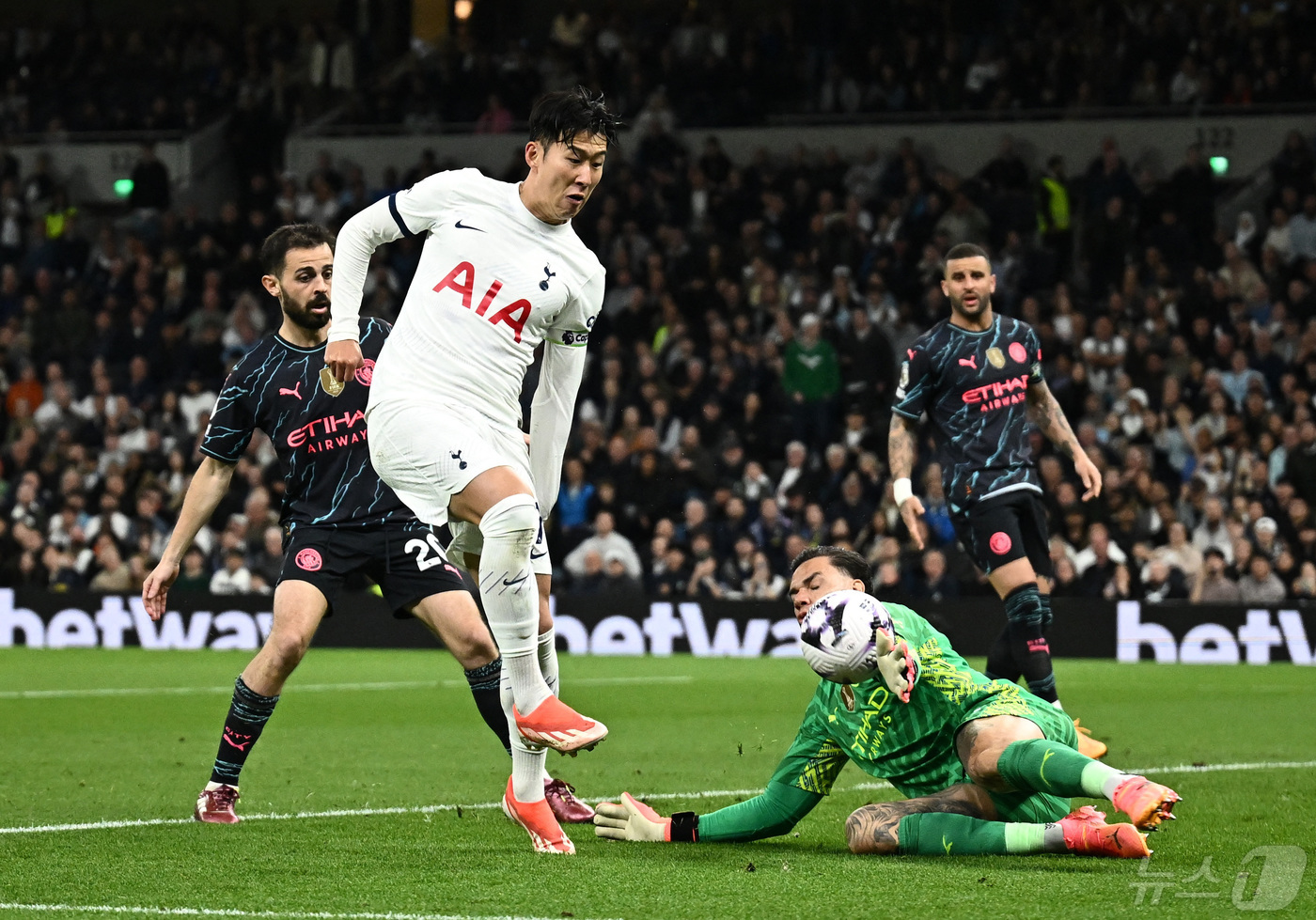 (런던 로이터=뉴스1) 우동명 기자 = 토트넘의 손흥민이 14일(현지시간) 영국 런던의 토트넘 홋스퍼 스타디움에서 열린 EPL 맨체스터 시티와 경기서 슈팅이 상대 골키퍼 슈테판 오 …