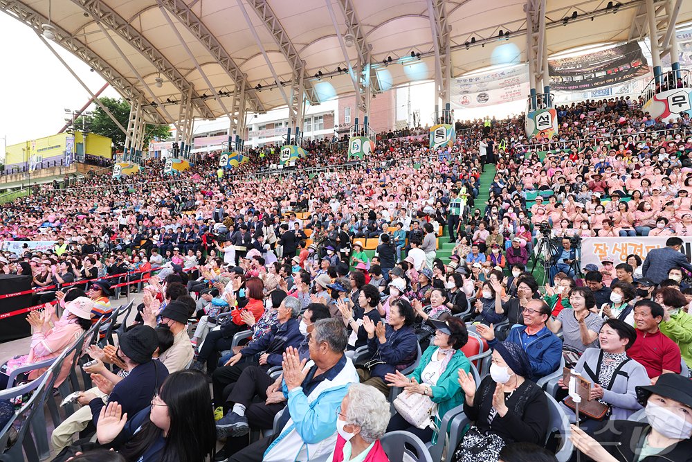 본문 이미지 - 지난해 소백산철쭉제 행사 모습.2024.5.16/뉴스1