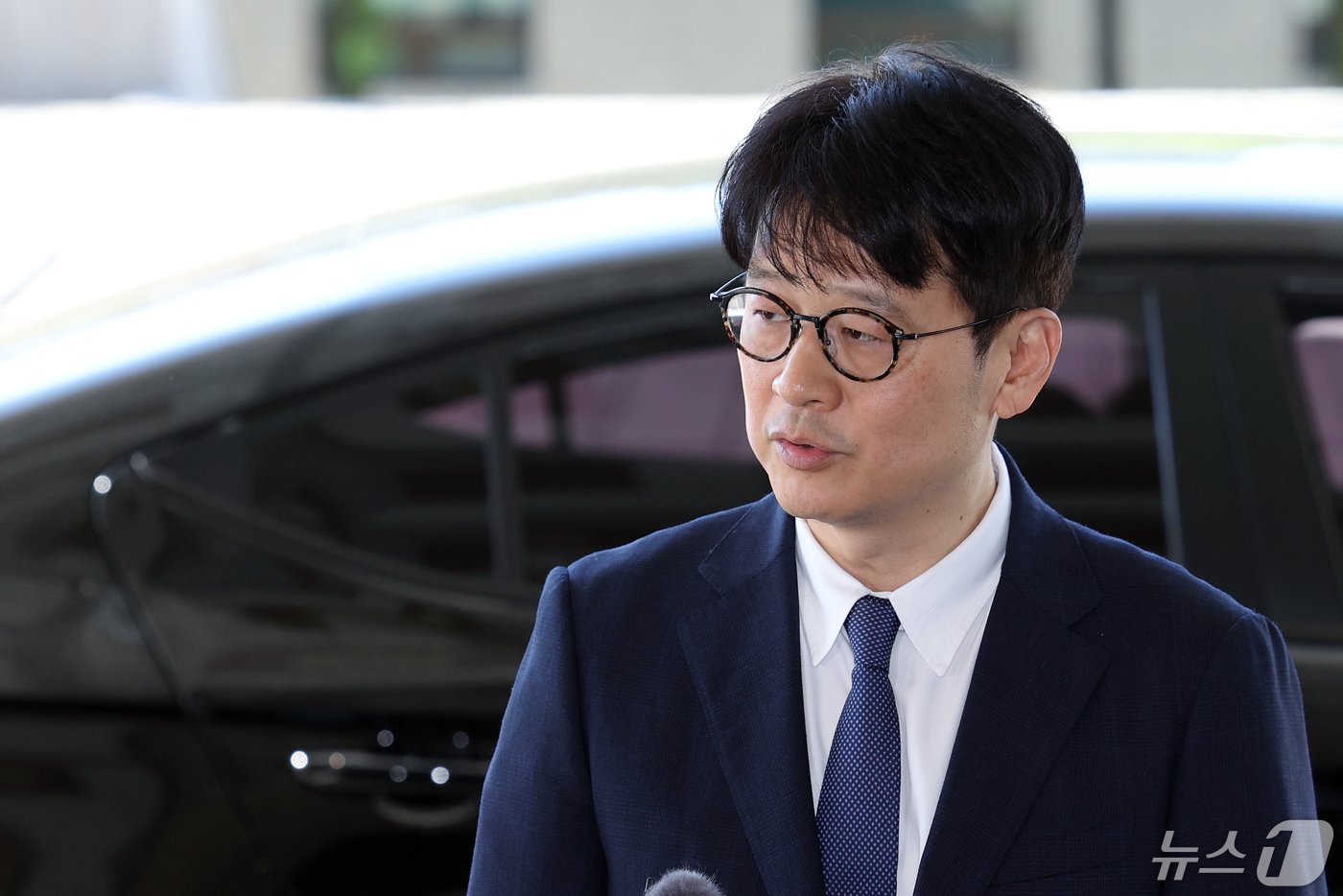 본문 이미지 - 이창수 신임 서울중앙지검 검사장이 16일 오전 서울 서초구 서초동 서울중앙지방검찰청으로 출근해 취재진과 인터뷰를 하고 있다. 2024.5.16/뉴스1 ⓒ News1 박정호 기자