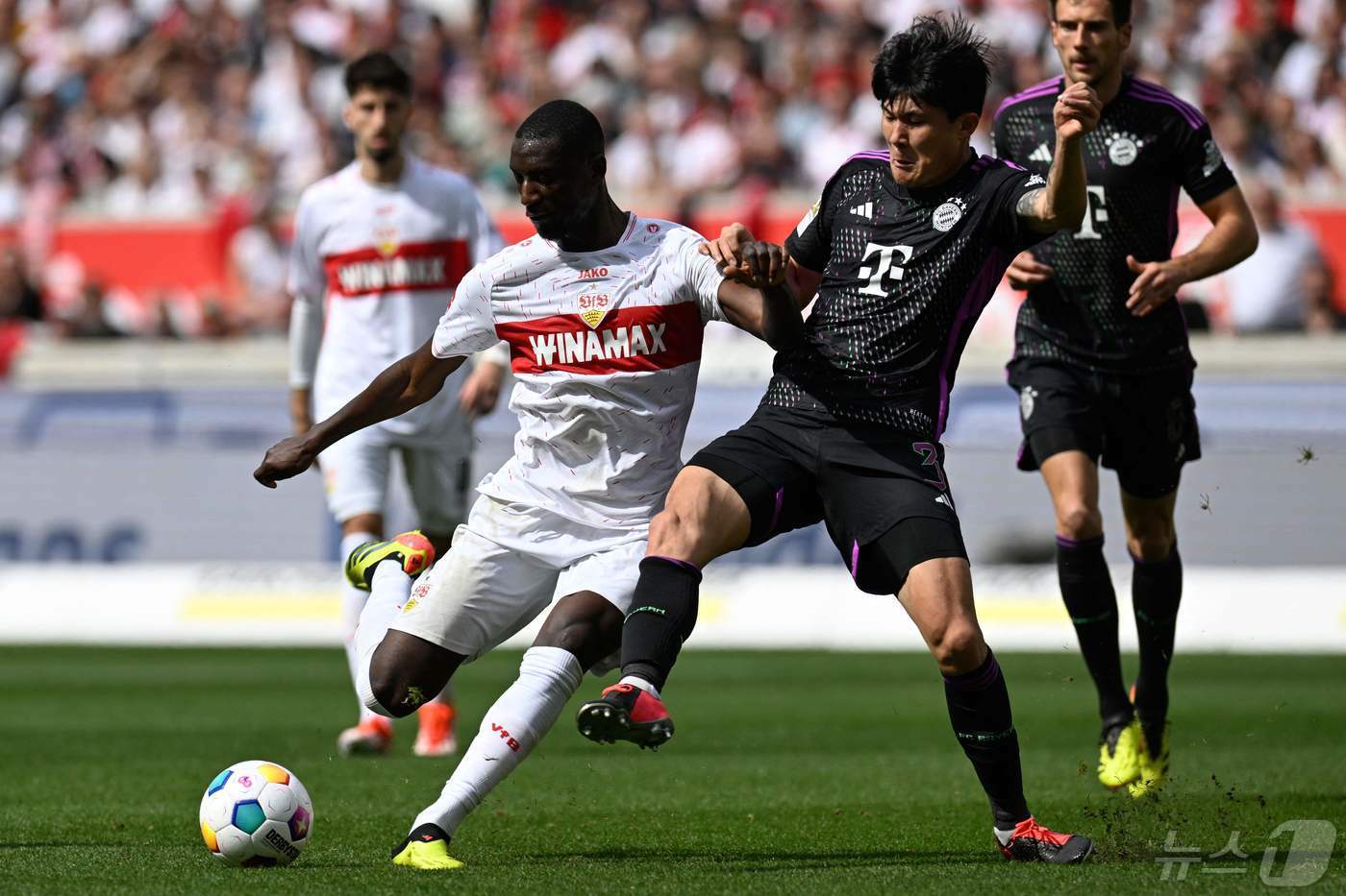 본문 이미지 - 바이에른 뮌헨 수비수 김민재(오른쪽). ⓒ AFP=뉴스1