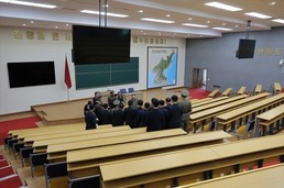 새로 완공한 노동당 중앙간부학교 찾은 북한 김정은