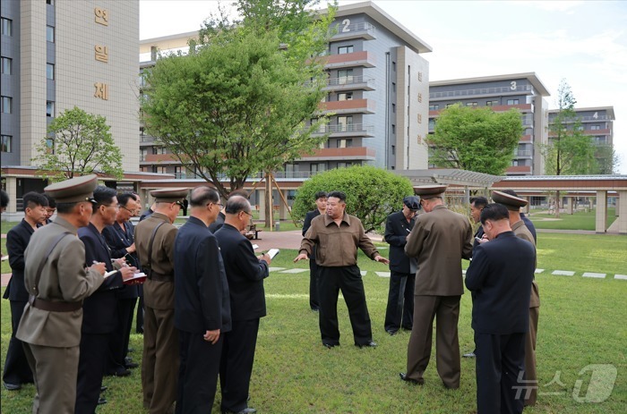 (평양 노동신문=뉴스1) = (평양 노동신문=뉴스1) = 김정은 북한 노동당 총비서가 완공된 당 중앙간부학교를 15일 현지지도했다고 당 기관지 노동신문이 16일 보도했다. 신문은 …