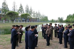 새로 완공한 노동당 중앙간부학교 둘러보는 북한 김정은