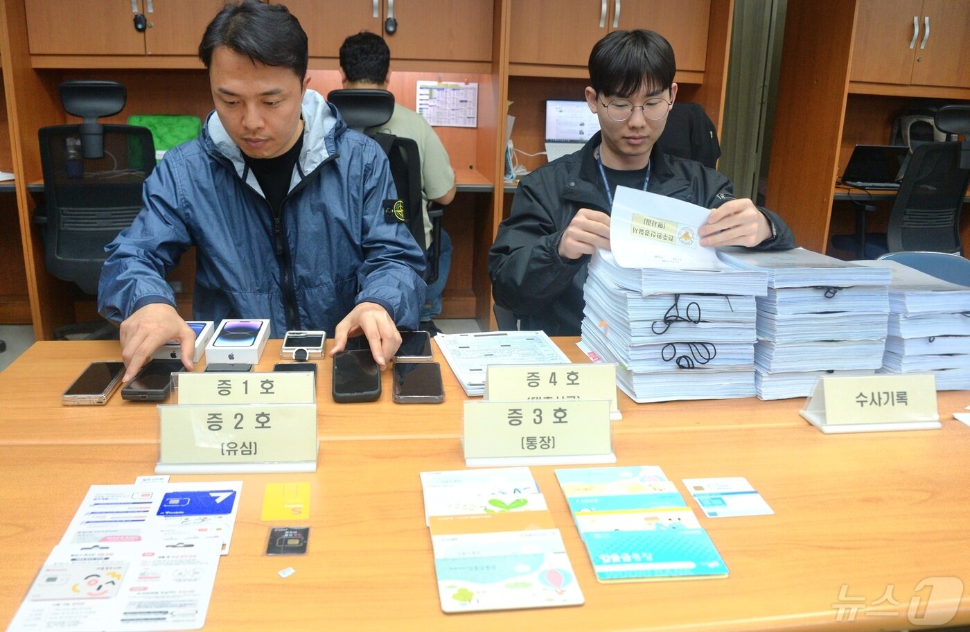 본문 이미지 - 전주완산경찰서 형사과 관계자들이 16일 전북자치도 전주시 전북특별자치도경찰청에서 '음주운전자 및 지적장애인 대상 공갈·사기 일당 검거 브리핑'을 열고 압수한 증거자료를 정리하고 있다. 2024.5.16/뉴스1 ⓒ News1 유경석 기자