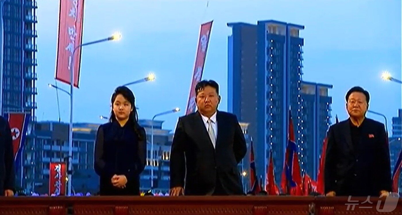 본문 이미지 - 김정은 총비서가 전위거리 준공식 행사장에 딸 주애와 함께 서있다.(조선중앙TV 갈무리)