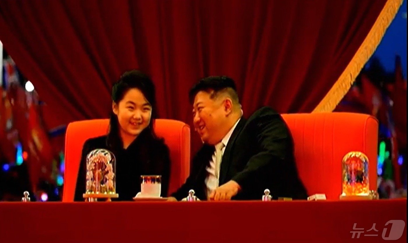 김 총비서와 딸 주애가 전위거리 준공식 기념공연을 관람하고 있는 모습&#40;조선중앙TV 갈무리&#41;