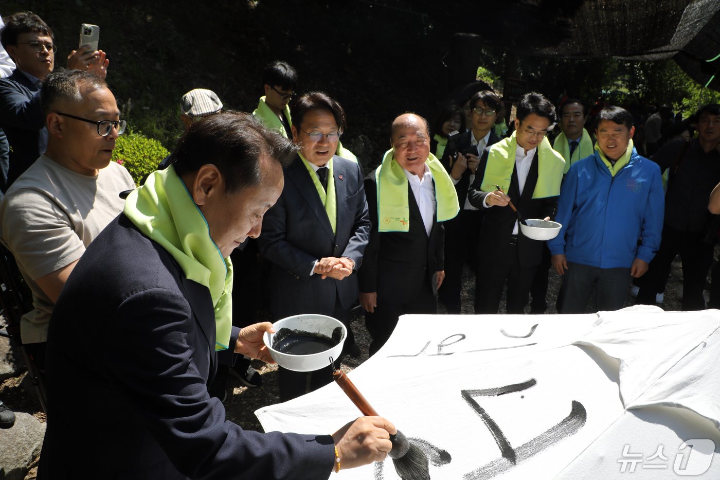 본문 이미지 - 16일 광주 동구 주남마을 일대에서 제11회 기역이니은이 인권 문화제가 개최됐다. 참석자들이 붓글씨 퍼포먼스를 진행하고 있다. 2024.5.16/뉴스1 ⓒ News1 이수민 기자