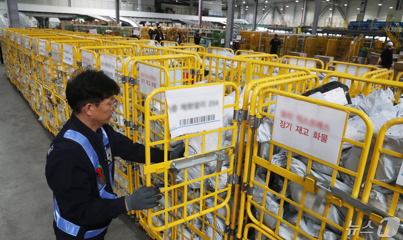 본문 이미지 - 16일 오전 인천 중구 인천공항세관 특송물류센터에서 관계자가 중국발 장기 재고 화물을 정리하고 있다. 2024.5.16/뉴스1 ⓒ News1 이승배 기자