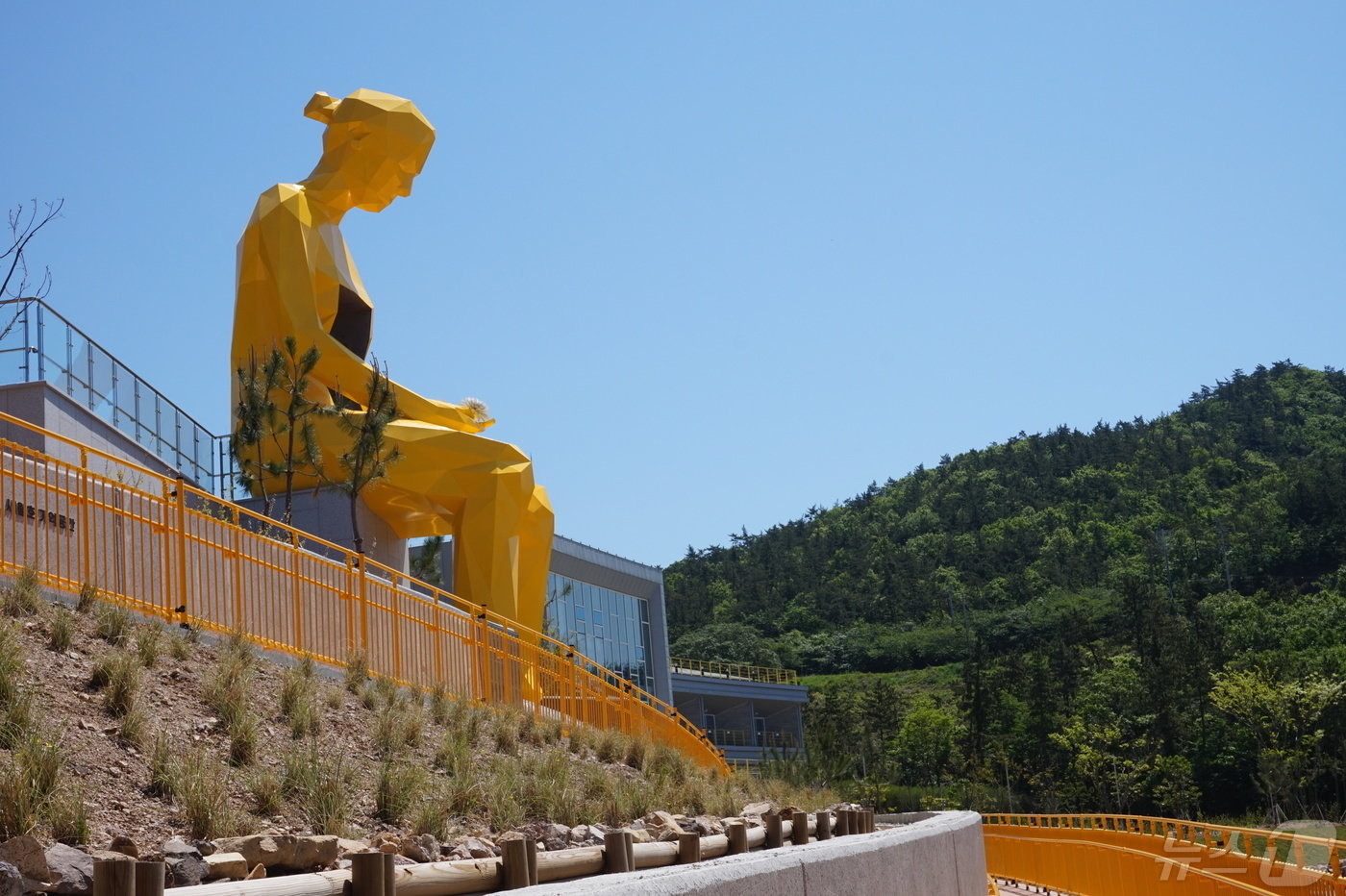 본문 이미지 - 해양안전정원의 맘&#40;MOM&#41; 조형물. 2024.5.17./뉴스1 ⓒ News1 조영석 기자