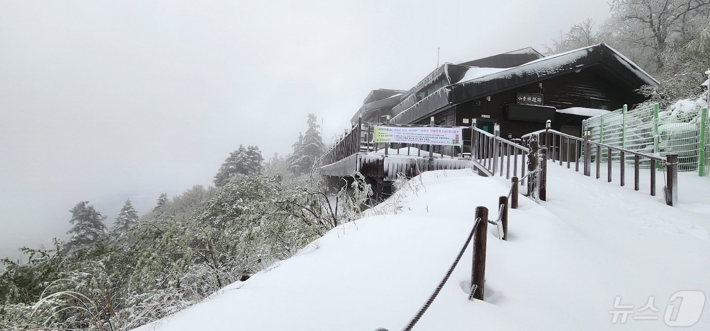 본문 이미지 - 강원 산간에 대설주의보가 발효됐다 하루 만에 해제된 16일 강원 설악산 소청대피소에 많은 눈이 쌓여 있다. &#40;설악산국립공원사무소 제공&#41; 2024.5.16/뉴스1 ⓒ News1 한귀섭 기자