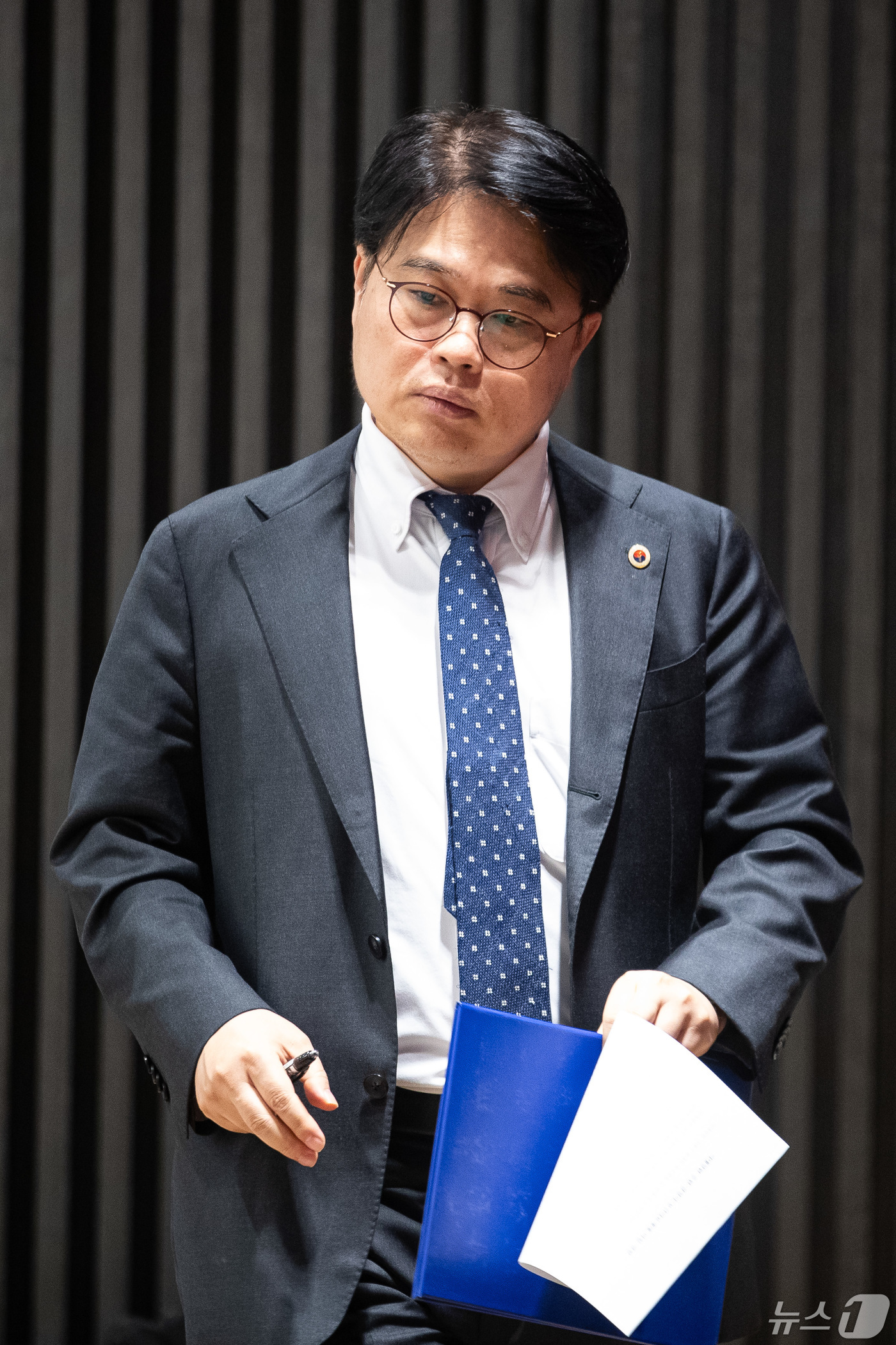(서울=뉴스1) 유승관 기자 = 임현택 대한의사협회 회장이 16일 서울 용산구 의협회관에서 열린 2025년 수가협상에 대한 대한의사협회 입장 발표 기자회견에 참석하고 있다.의협은 …
