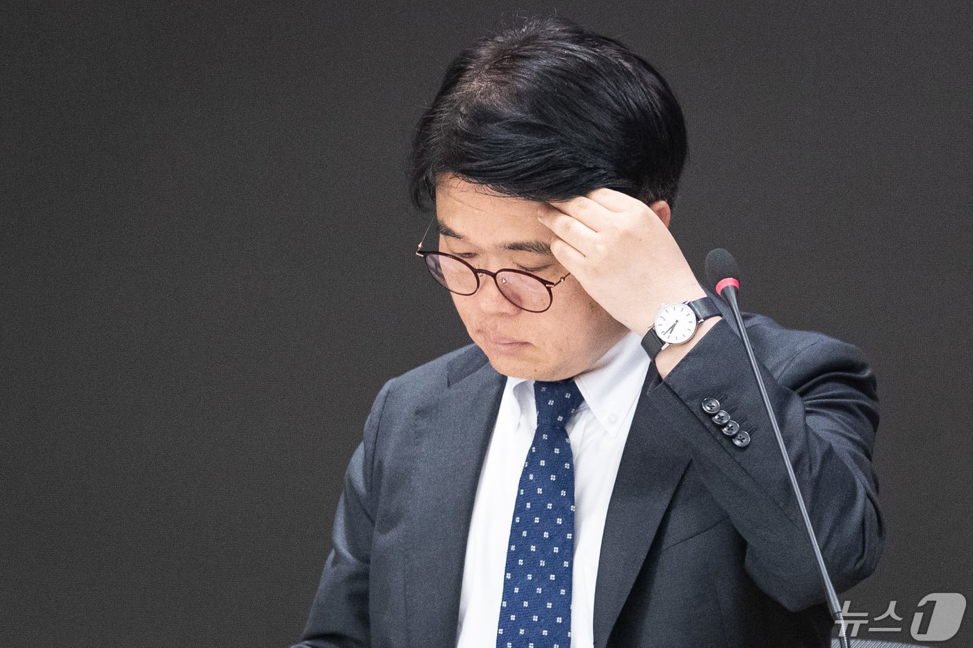 본문 이미지 - 임현택 대한의사협회 회장이 16일 서울 용산구 의협회관에서 열린 2025년 수가협상에 대한 대한의사협회 입장 발표 기자회견에서 자료를 살피고 있다. 2024.5.16/뉴스1 ⓒ News1 유승관 기자