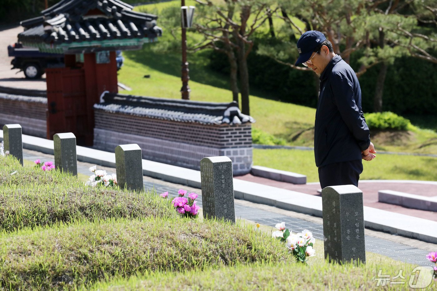 본문 이미지 - 제44주년 5·18민주화운동을 사흘 앞둔 16일 오전 광주 북구 운정동 국립 5·18민주묘지에서 참배객이 묘역을 둘러 보고있다.2024.5.16/뉴스1 ⓒ News1 박지현 기자
