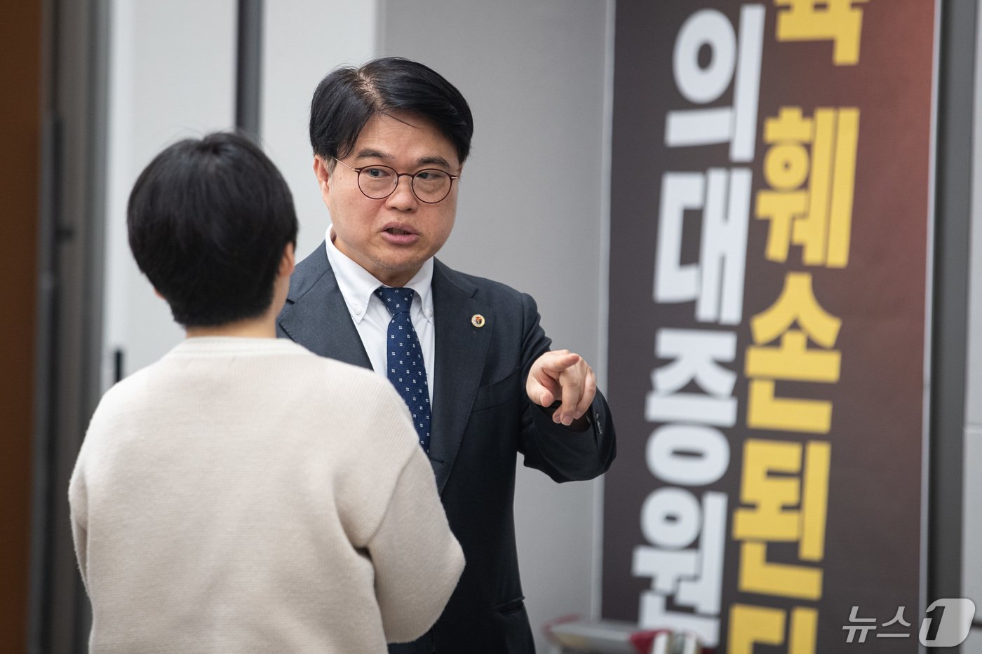 본문 이미지 - 임현택 대한의사협회 회장이 16일 서울 용산구 의협회관에서 열린 2025년 수가협상에 대한 대한의사협회 입장 발표 기자회견을 마친 후 취재진과 대화하고 있다. 2024.5.16/뉴스1 ⓒ News1 유승관 기자