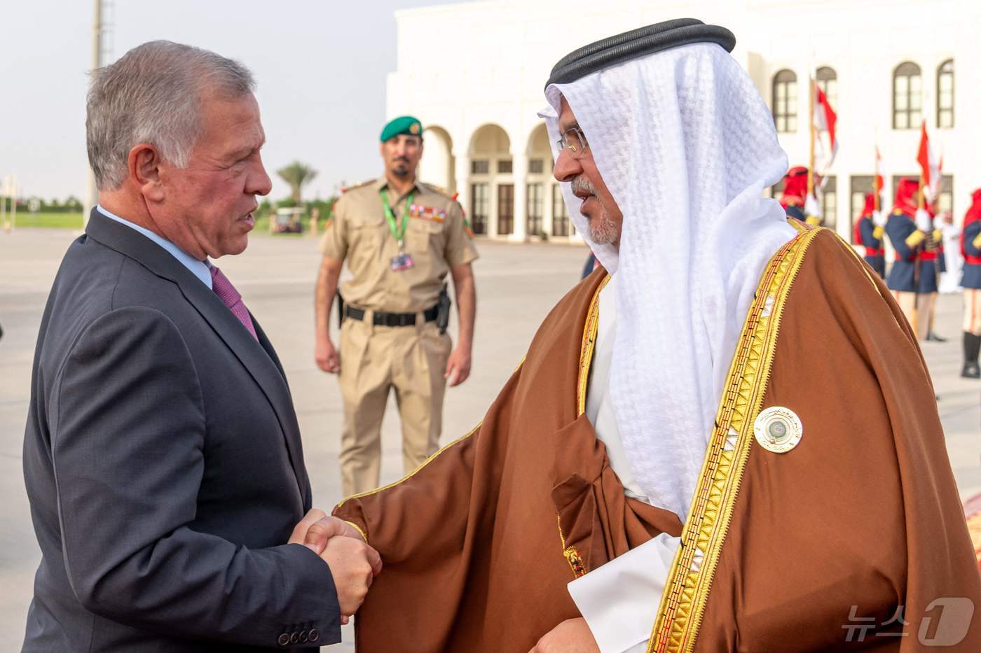 (마나마 AFP=뉴스1) 우동명 기자 = 압둘라 2세 요르단 국왕이 15일(현지시간) 마나마에 도착해 살만 빈 하마드 알 칼리파 바레인 왕세자 겸 총리의 환영을 받고 있다. 202 …