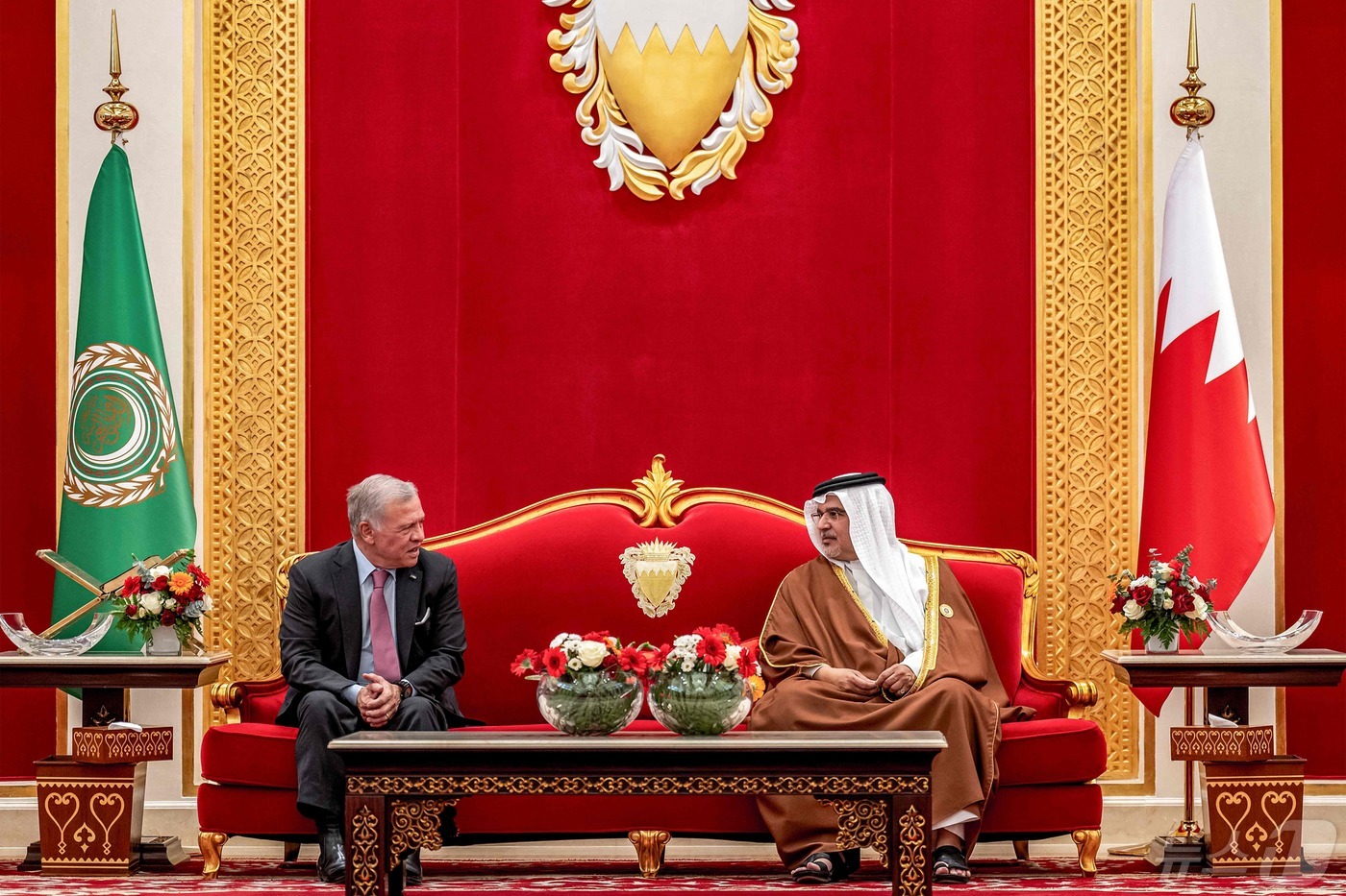 (마나마 AFP=뉴스1) 우동명 기자 = 압둘라 2세 요르단 국왕이 15일(현지시간) 마나마에서 살만 빈 하마드 알 칼리파 바레인 왕세자 겸 총리와 회담을 하고 있다. 2024.0 …