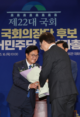 꽃다발 받는 우원식 민주당 국회의장 당선자