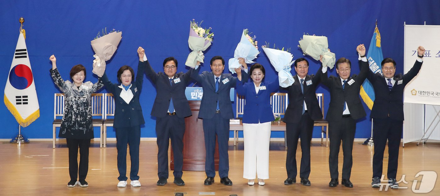 이재명 더불어민주당 대표&#40;오른쪽 두번째&#41;가 16일 서울 여의도 국회 의원회관에서 열린 제22대 국회 전반기 국회의장단 후보 선출을 위한 더불어민주당 당선자총회에서 국회의장·국회부의장 당선자 및 후보들과 기념촬영을 하고 있다. 민주당 국회의장 후보는 우원식, 국회부의장 후보는 이학영 의원이 당선됐다. 2024.5.16/뉴스1 ⓒ News1 임세영 기자