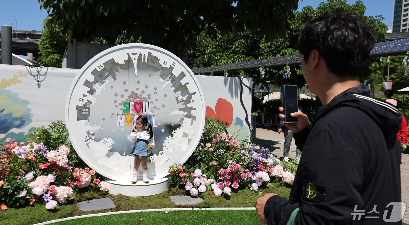 16일 서울 광진구 뚝섬한강공원에서 열린 2024 서울국제정원박람회를 찾은 시민들이 즐거운 시간을 보내고 있다. 2024.5.16/뉴스1 ⓒ News1 박지혜 기자